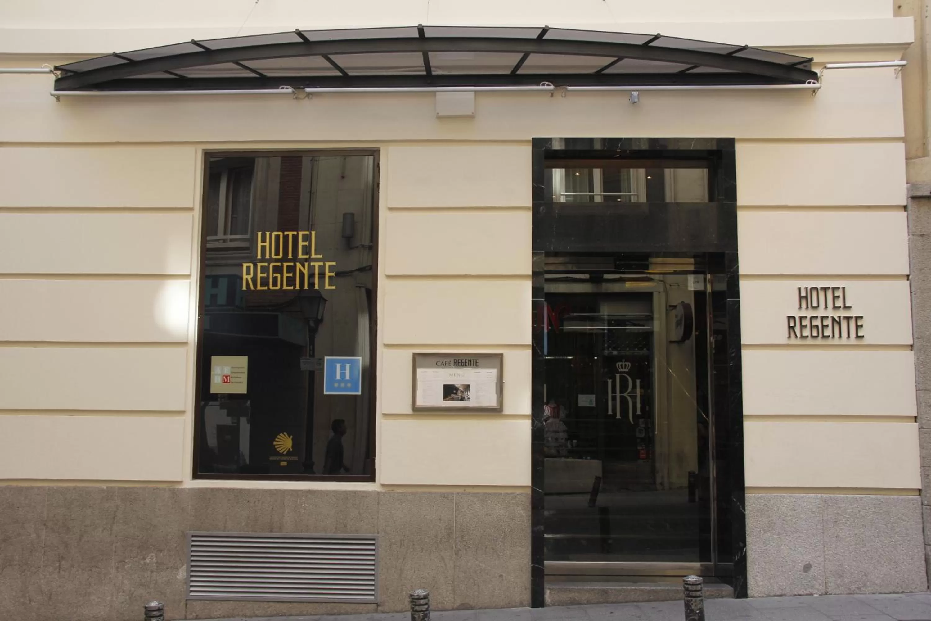 Facade/entrance in Regente Hotel
