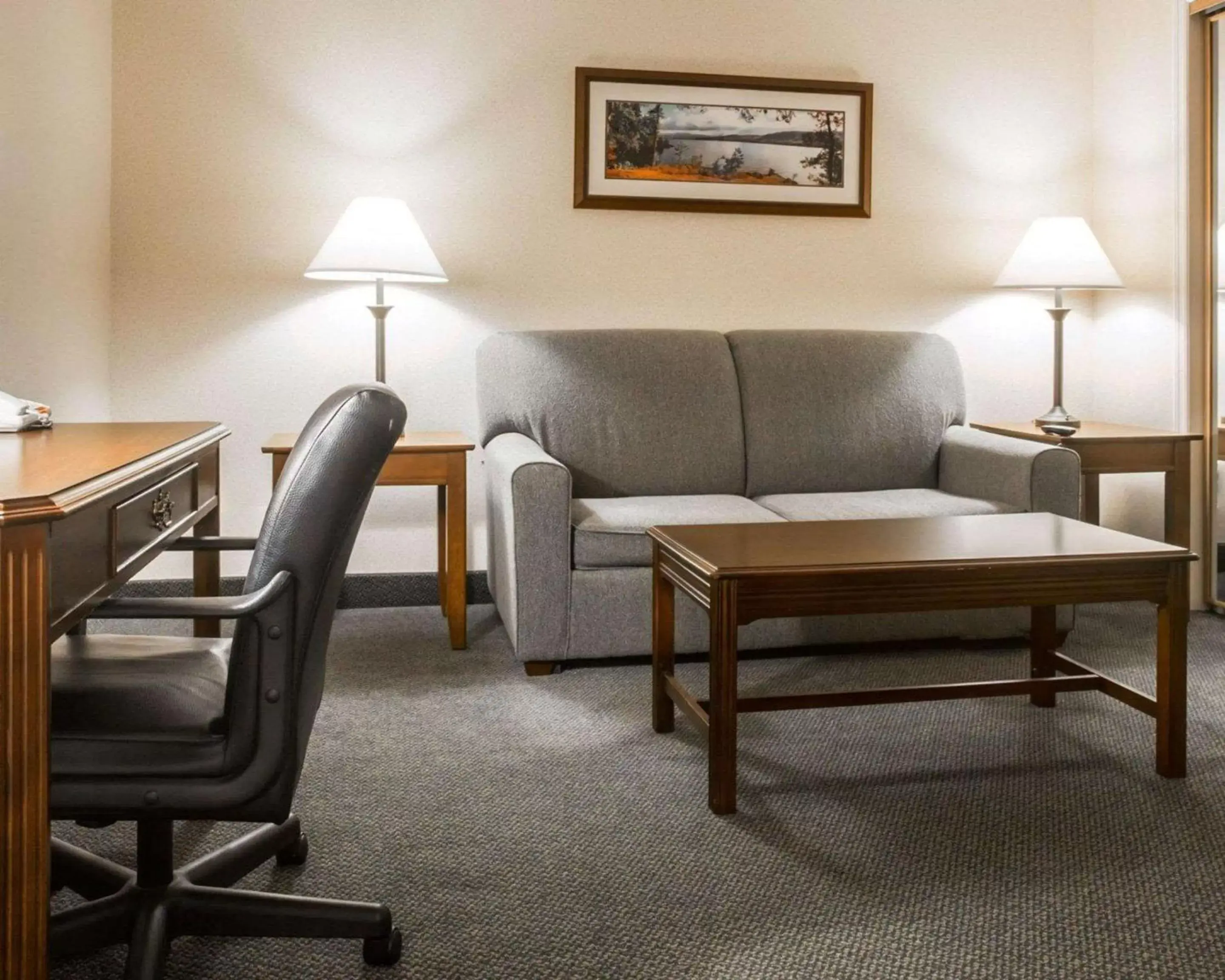 Photo of the whole room, Seating Area in Clarion Inn & Suites Lake George