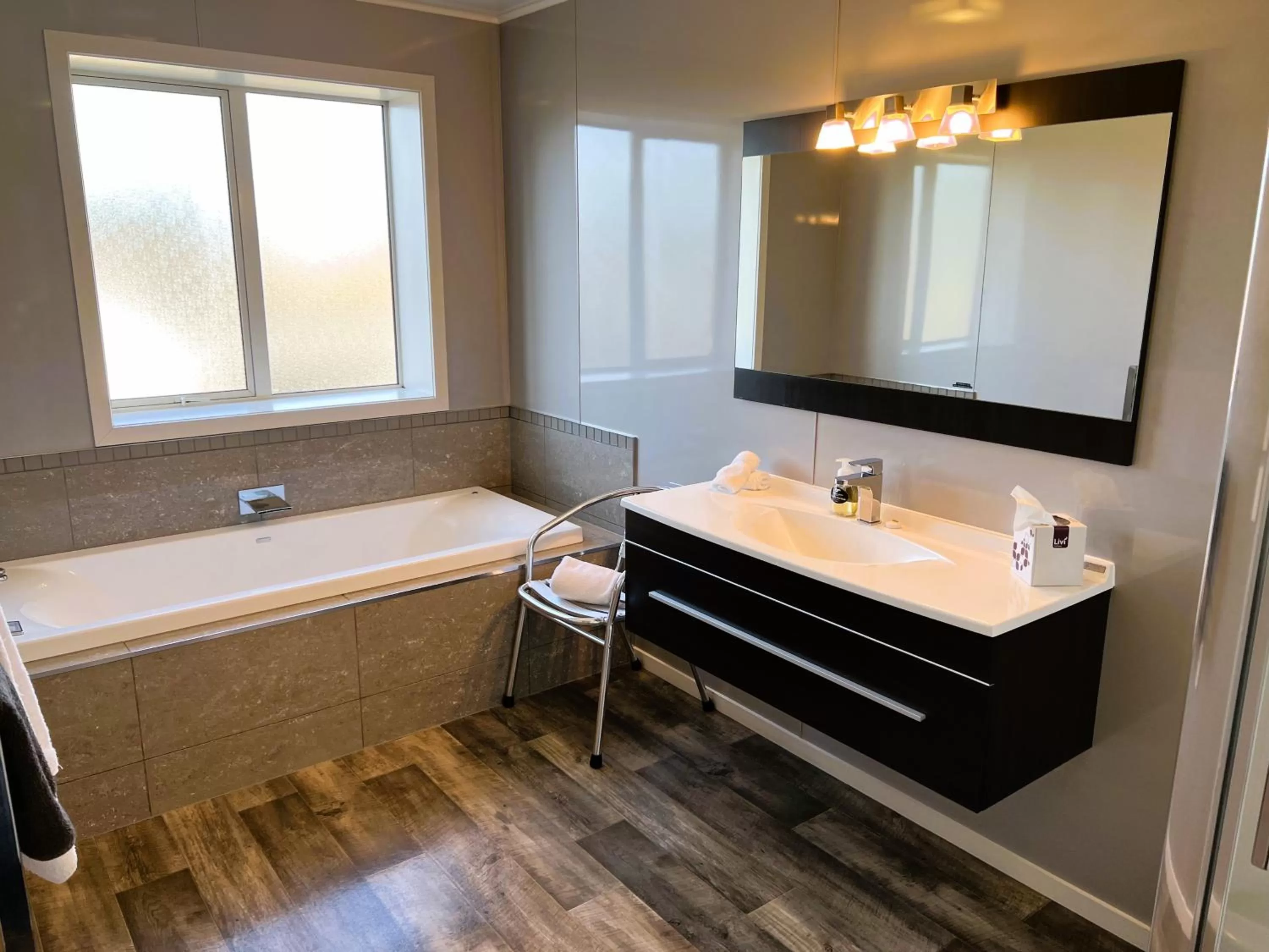 Bath in Fiordland Lakeview Motel and Apartments