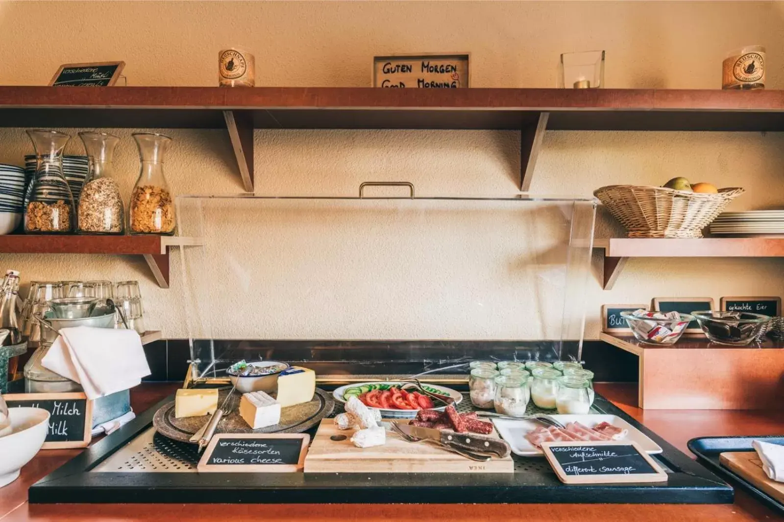 Breakfast, Kitchen/Kitchenette in feRUS Hotel