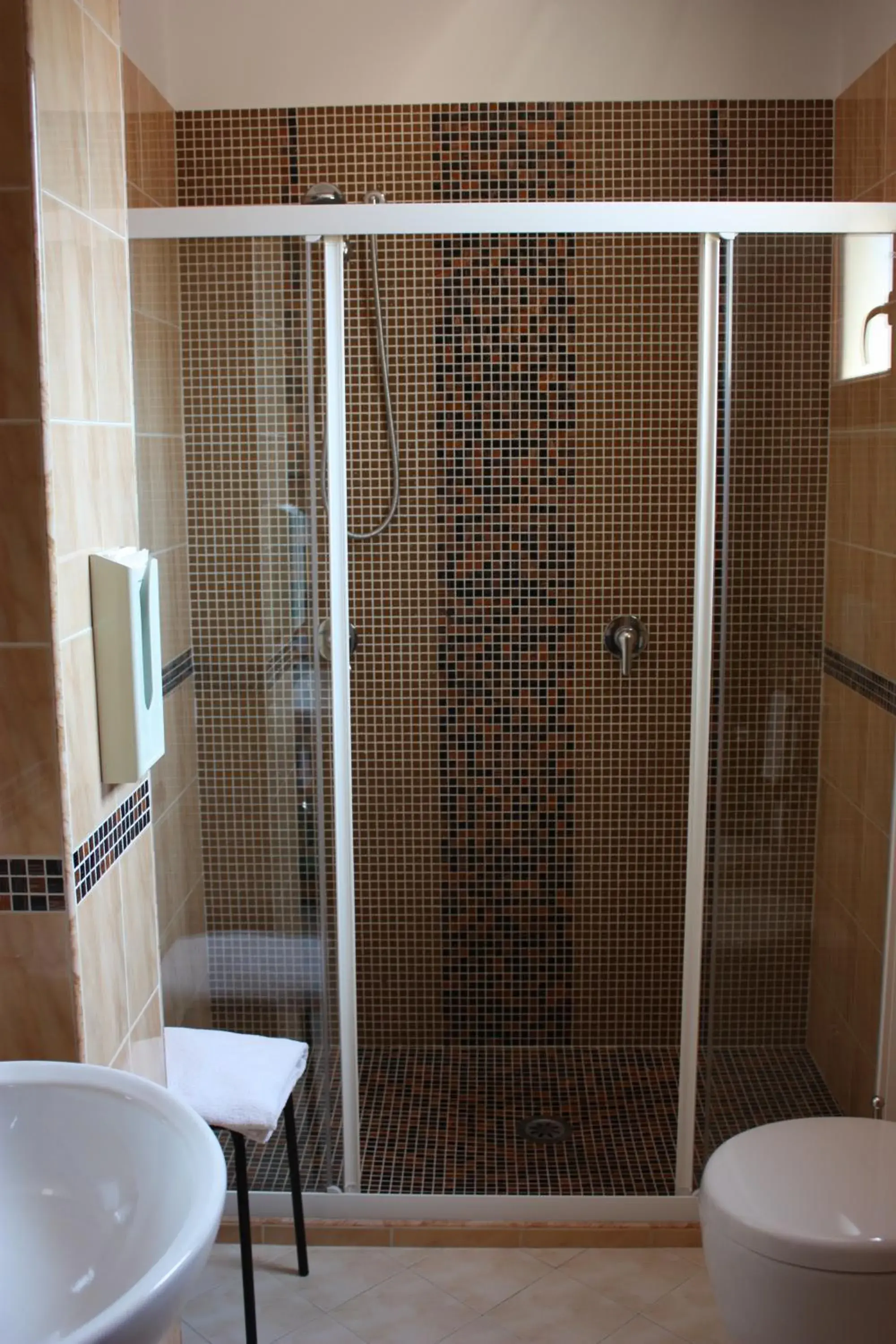 Shower, Bathroom in Il Giardino degli Aranci