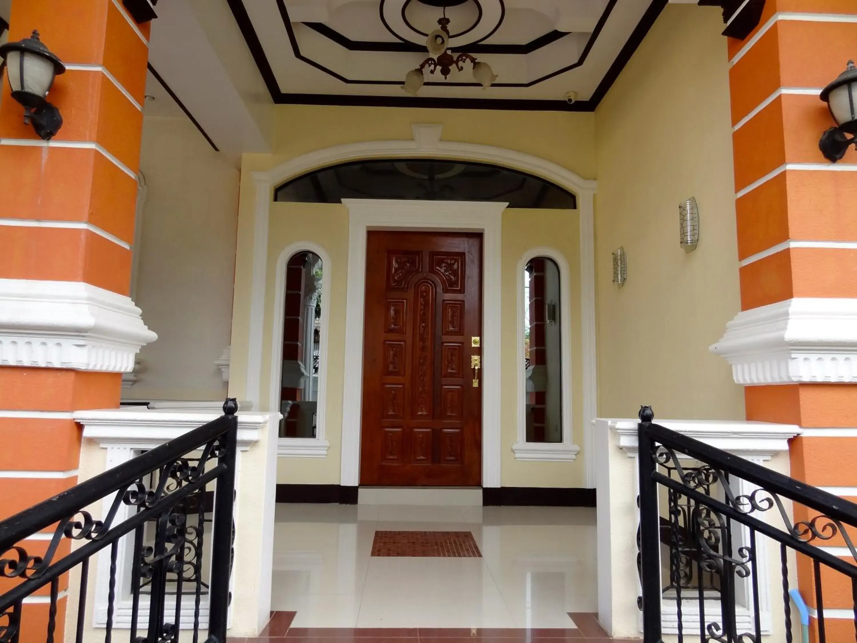 Balcony/Terrace in The Executive Villa Inn & Suites