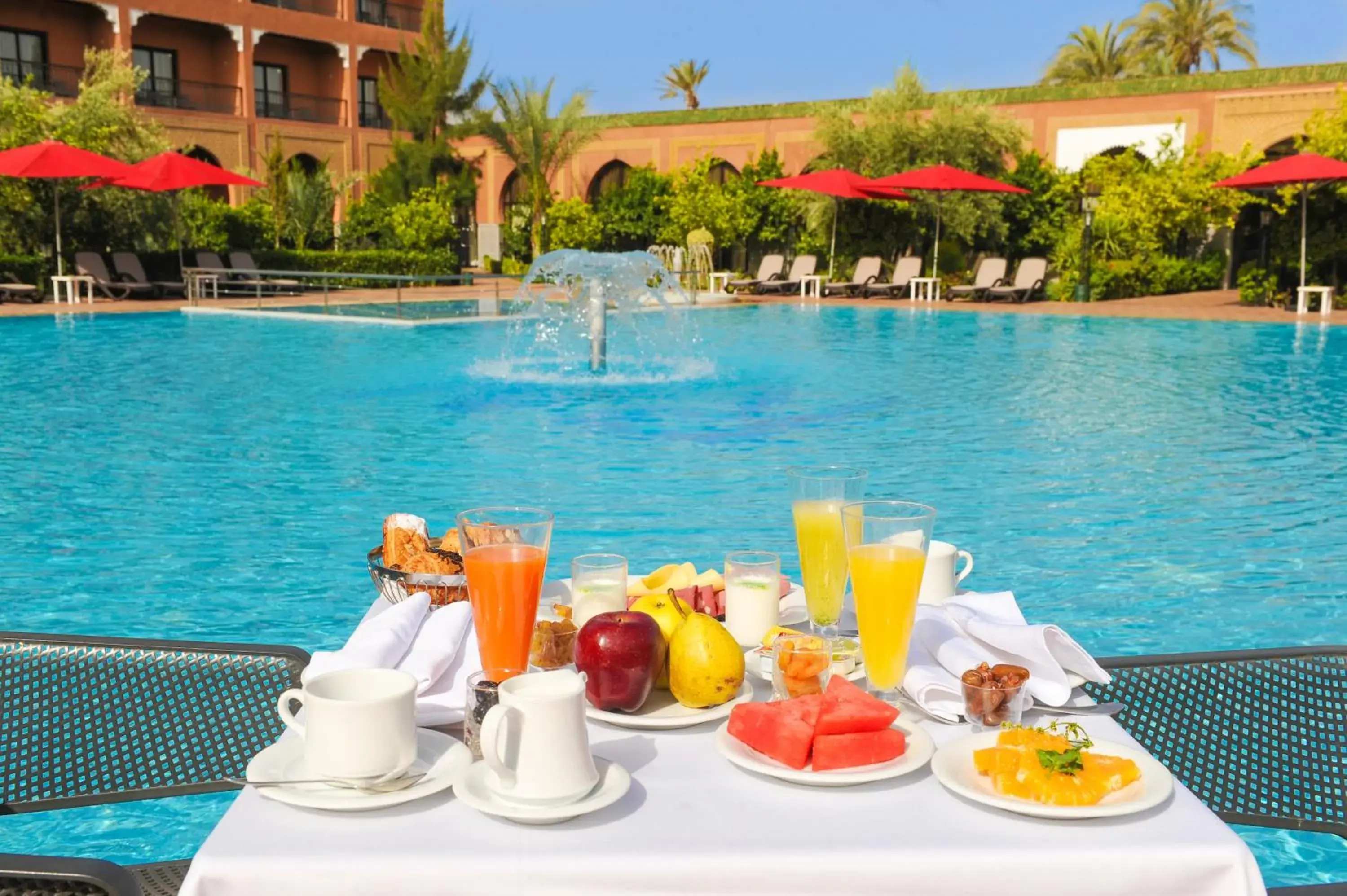 Food and drinks, Swimming Pool in Hotel Riad Ennakhil & SPA