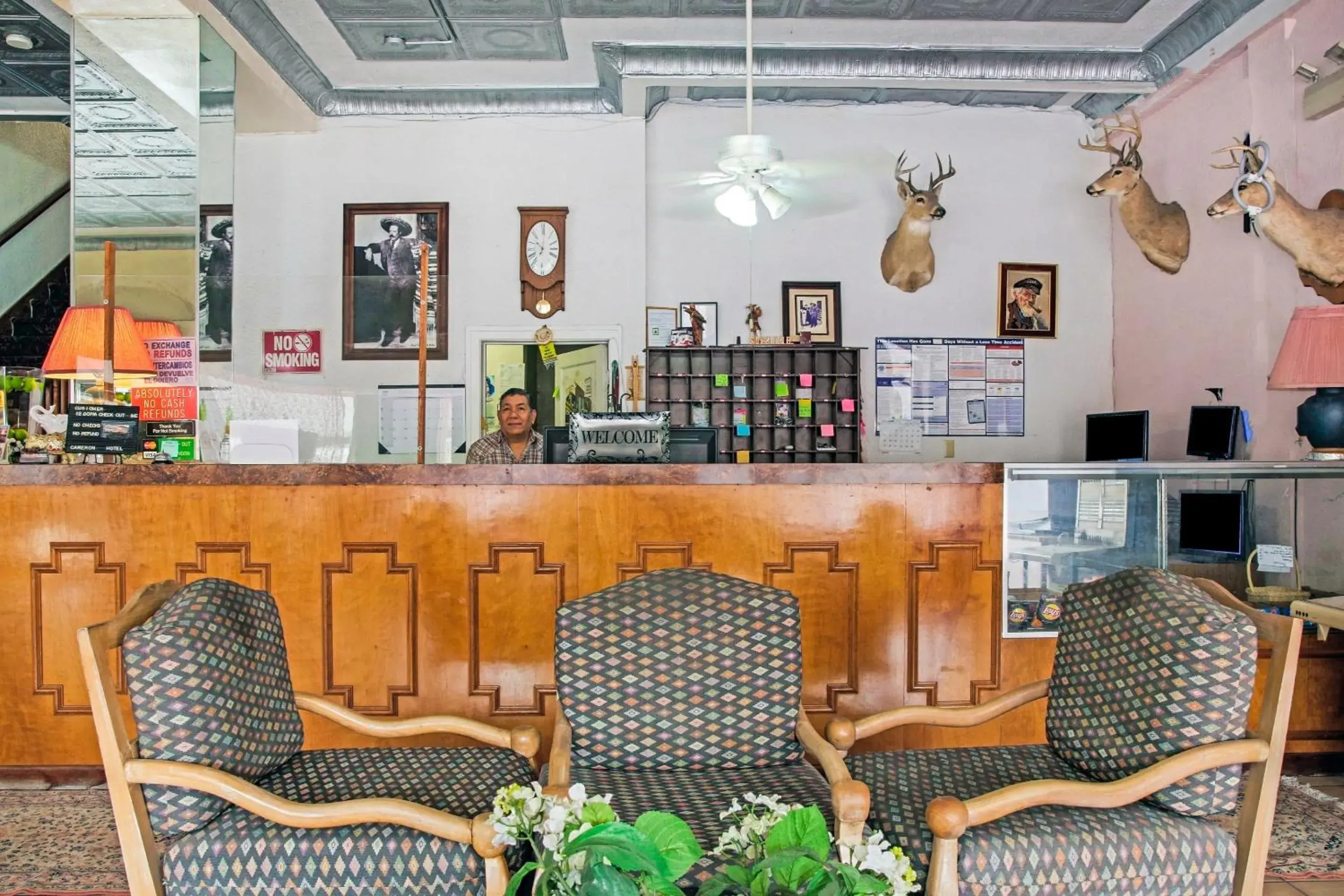 Lobby or reception in OYO Cameron Historic Hotel Brownsville I-69E