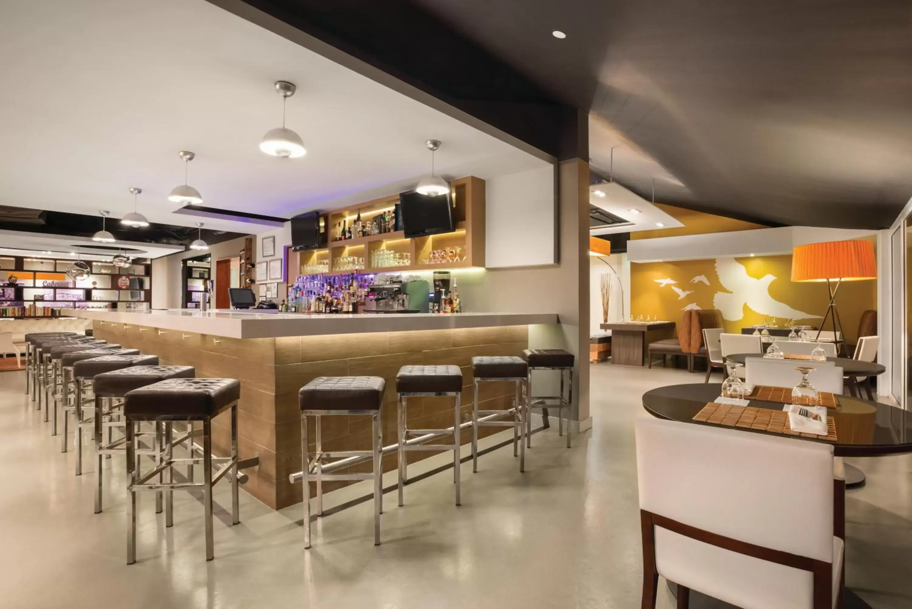 Restaurant/places to eat, Lounge/Bar in TRYP by Wyndham Isla Verde