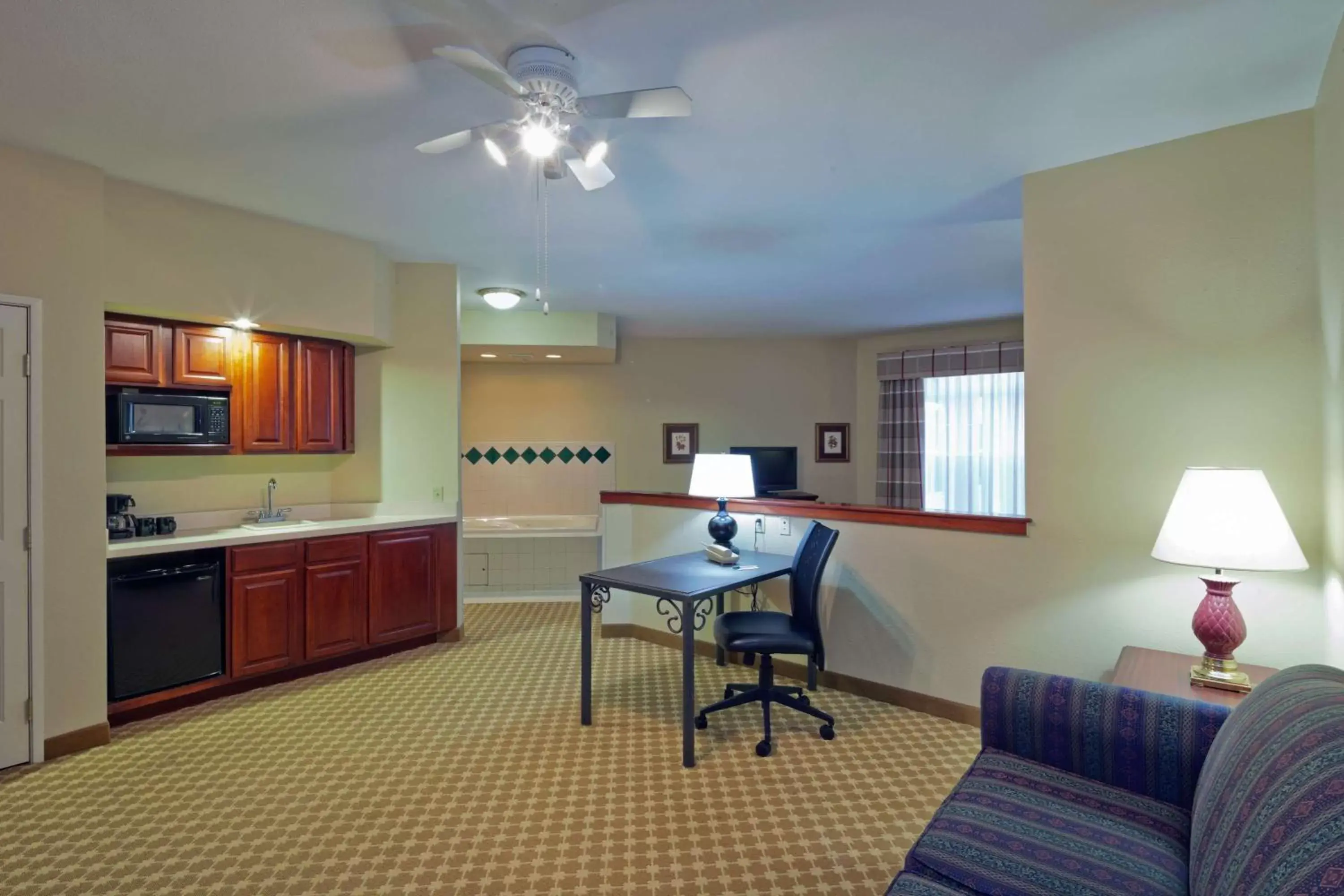Photo of the whole room, Kitchen/Kitchenette in Country Inn & Suites by Radisson, Milwaukee West (Brookfield), WI