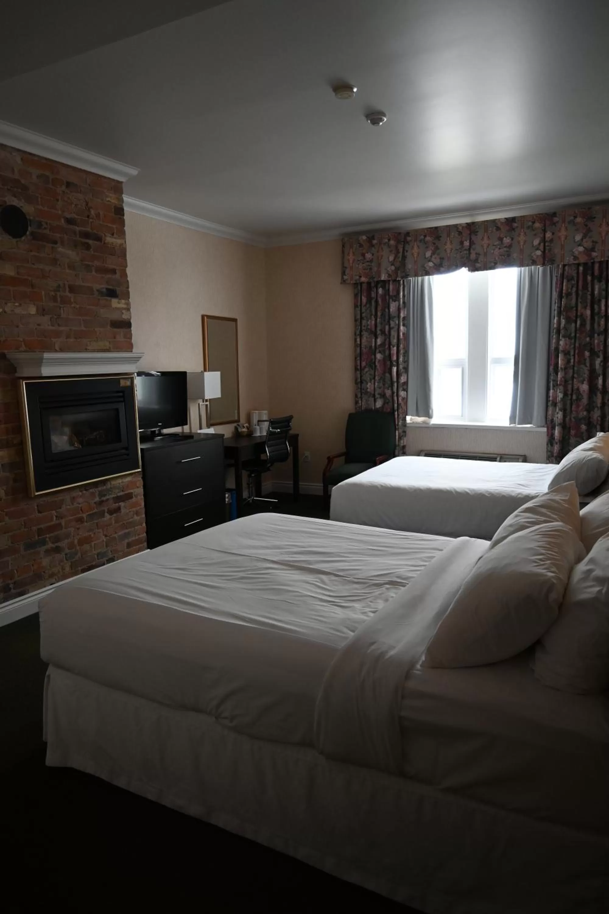 Bed in The Gananoque Inn