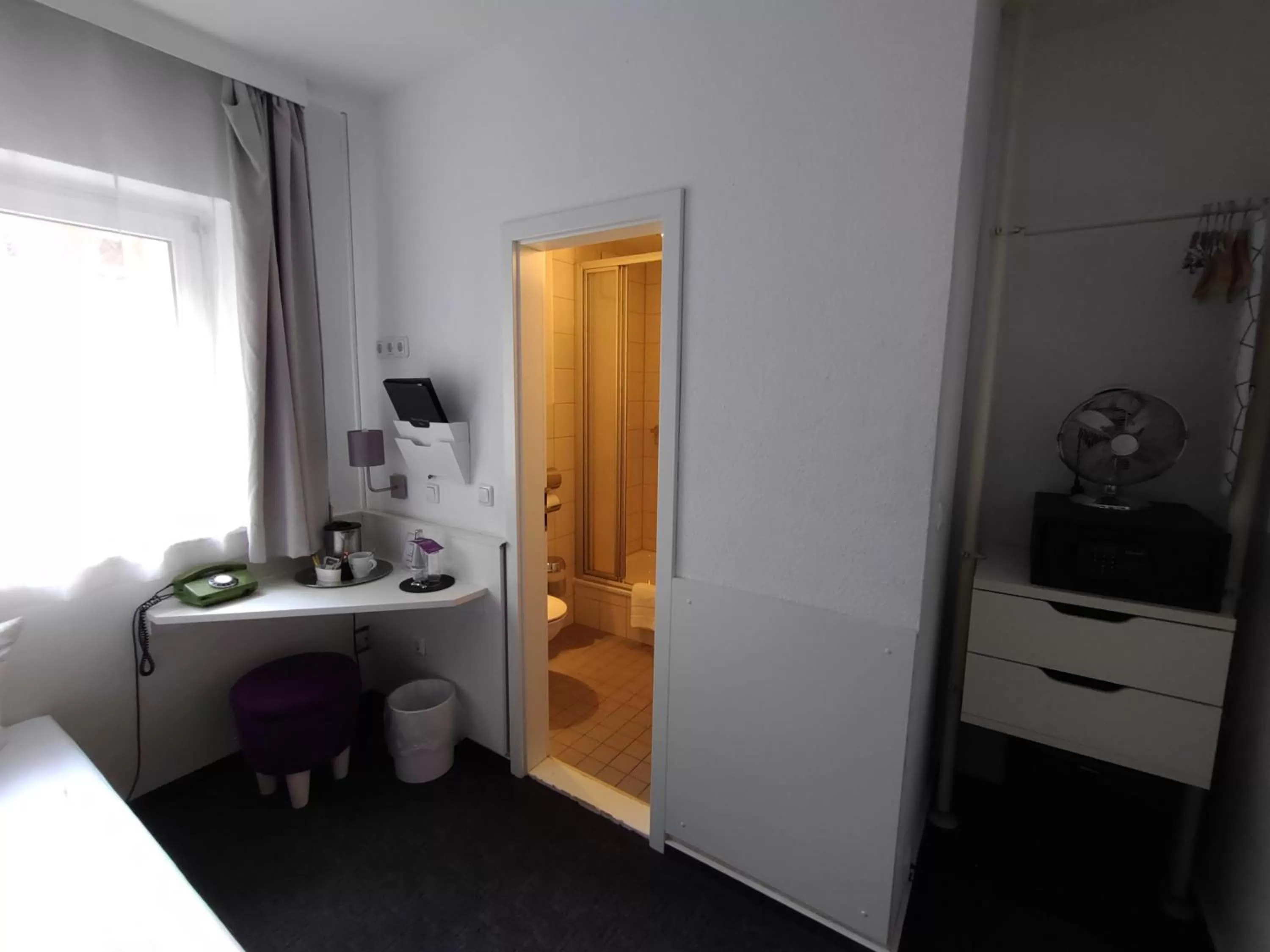 Photo of the whole room, Bed in Les Nations