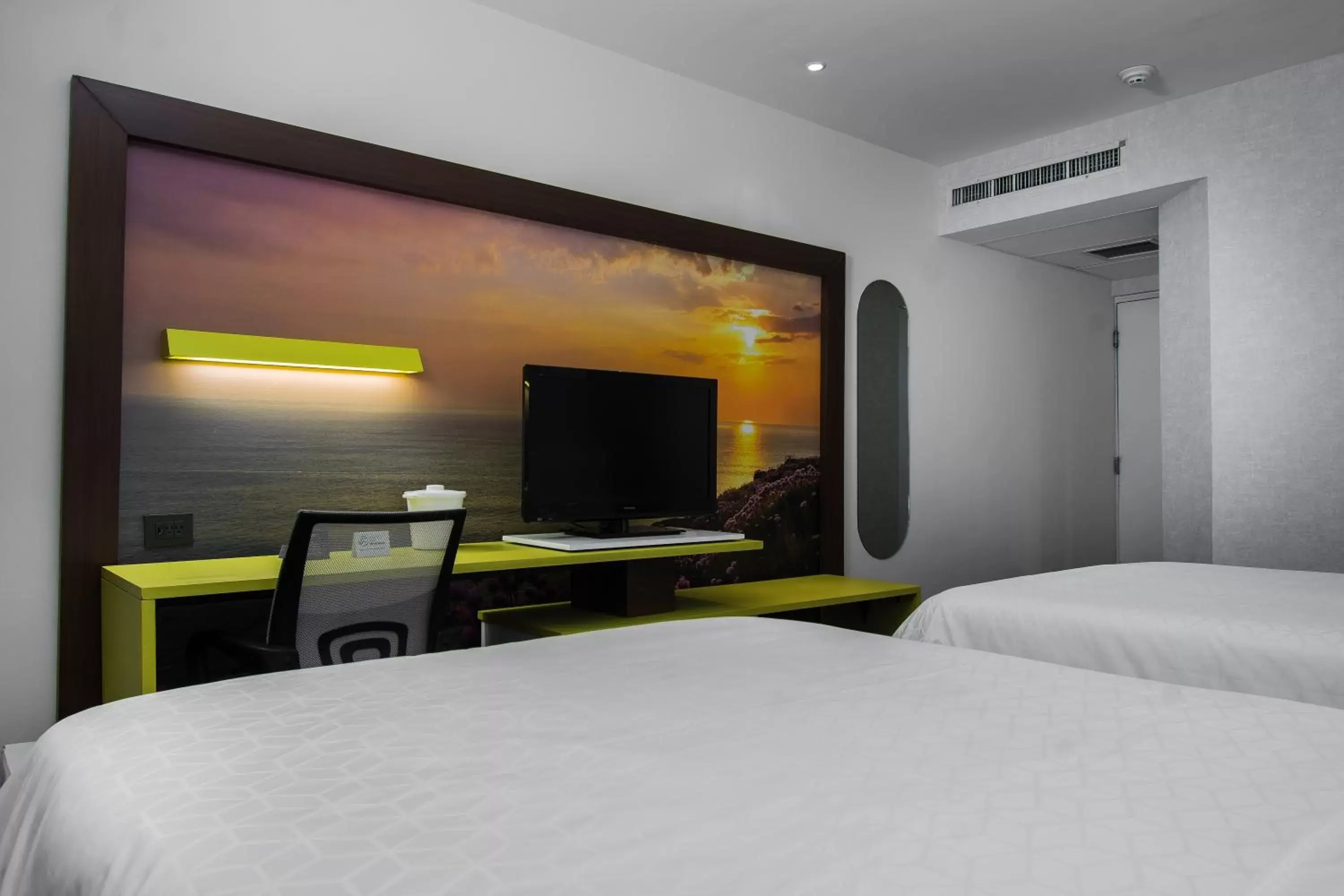 TV and multimedia, Bed in BelAir Business Mexico City WTC, Trademark by Wyndham