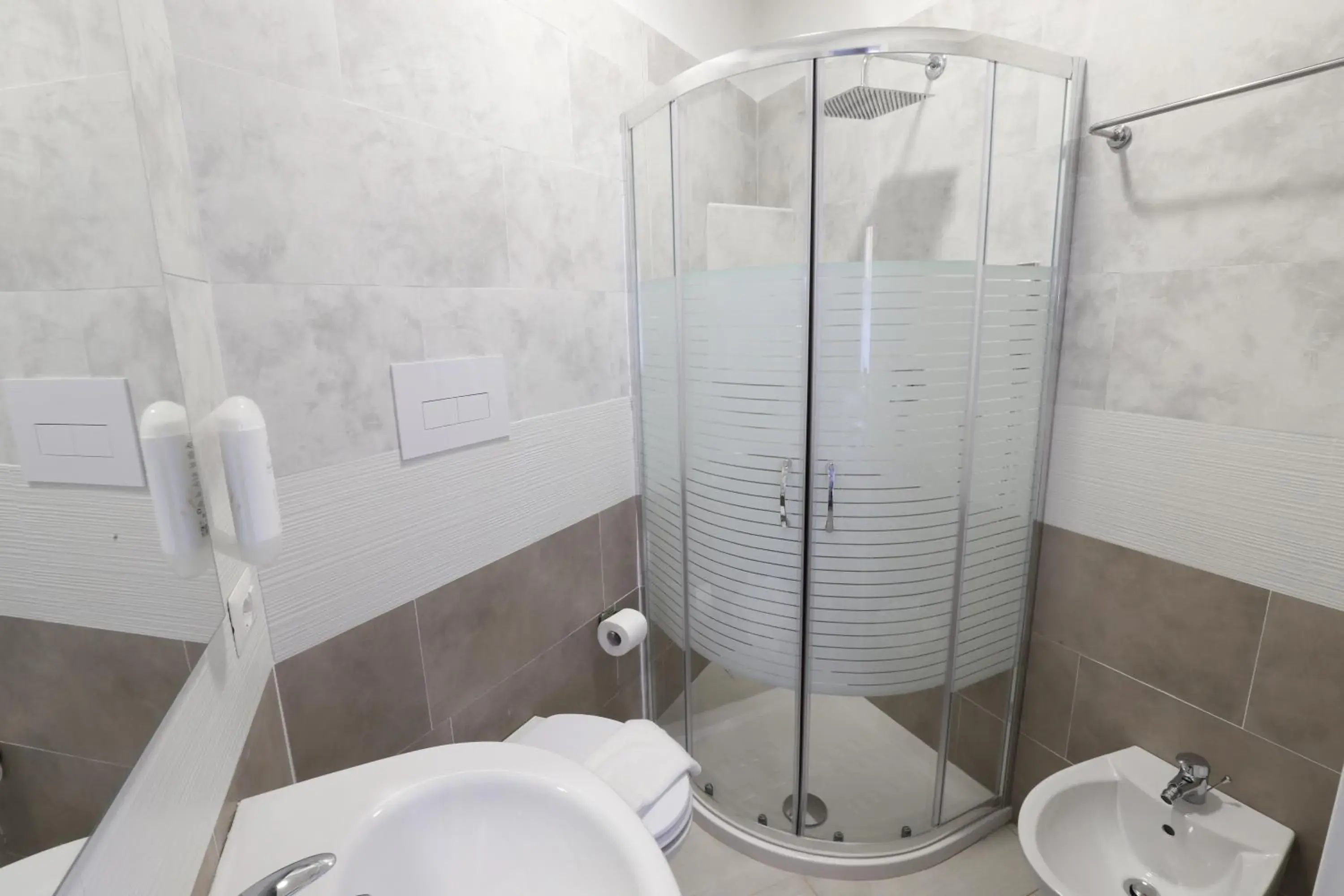 Shower, Bathroom in Albergo Leonardo Da Vinci