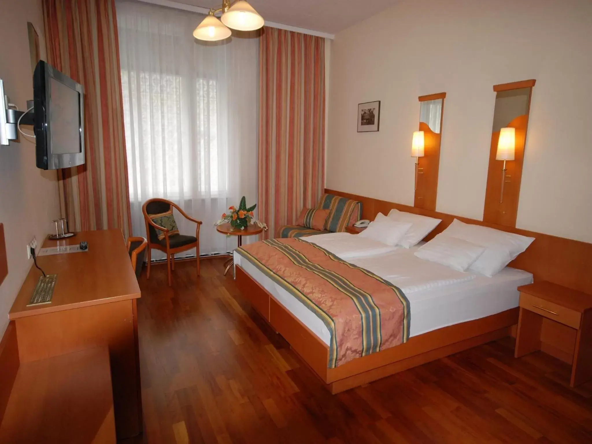 Photo of the whole room, Bed in Continental Hotel-Pension