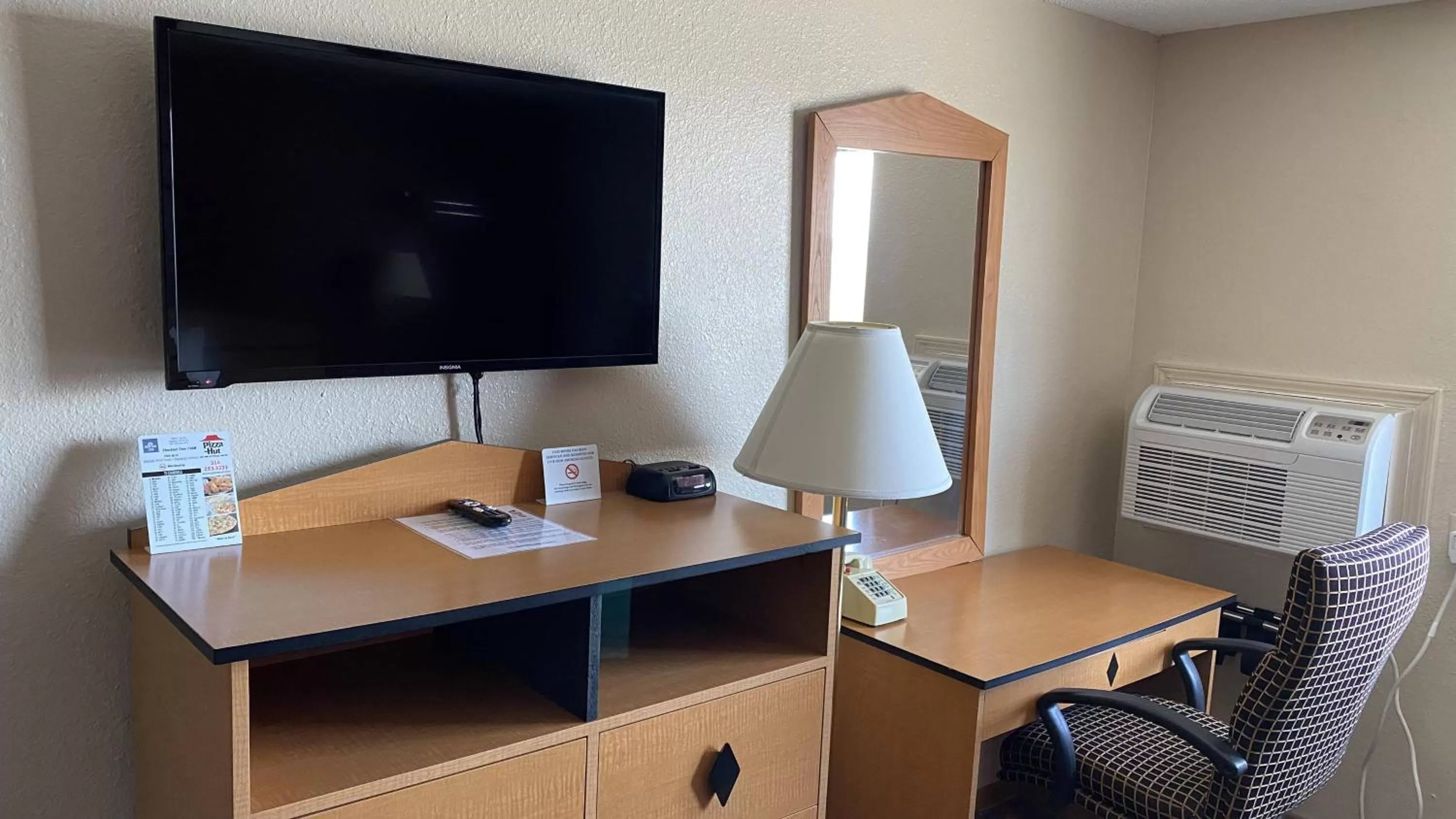 TV and multimedia in Newton Inn In Newton, KS