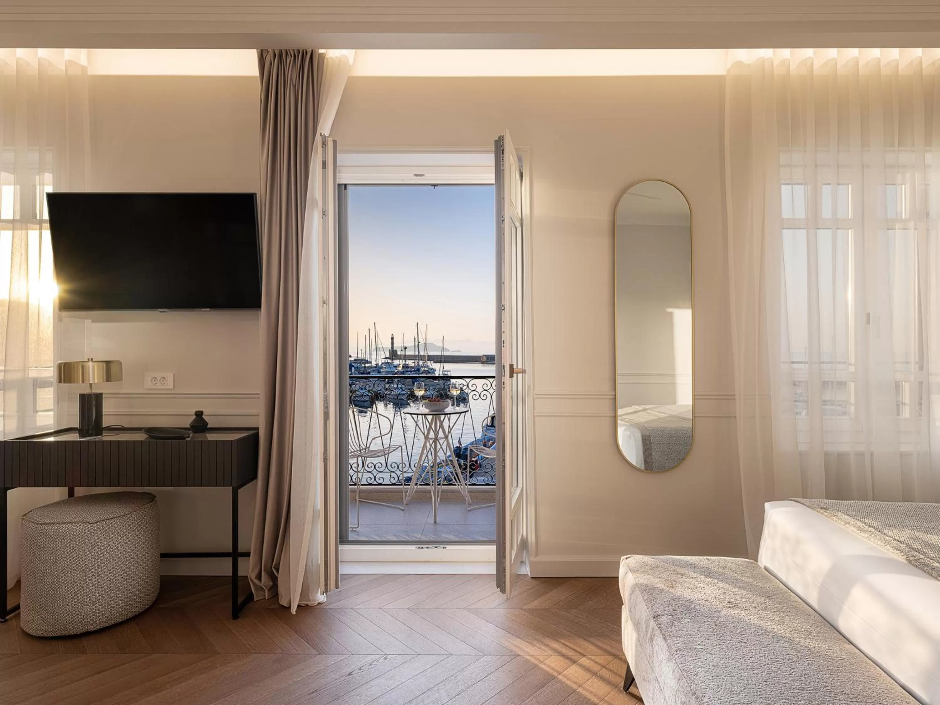 Sea view, Bed in Riviera Suites