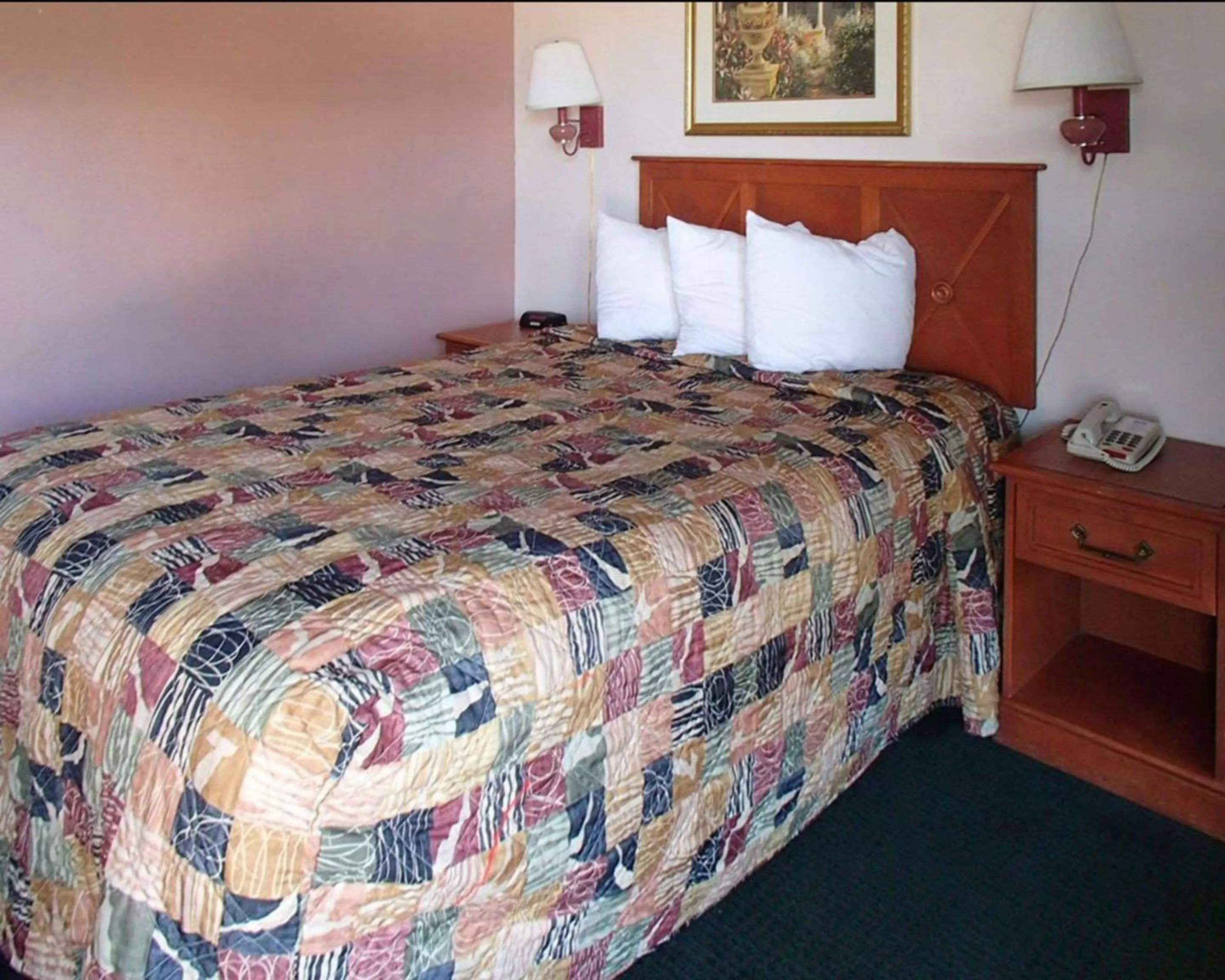 Photo of the whole room, Bed in Rodeway Inn Leesburg Chain of Lakes