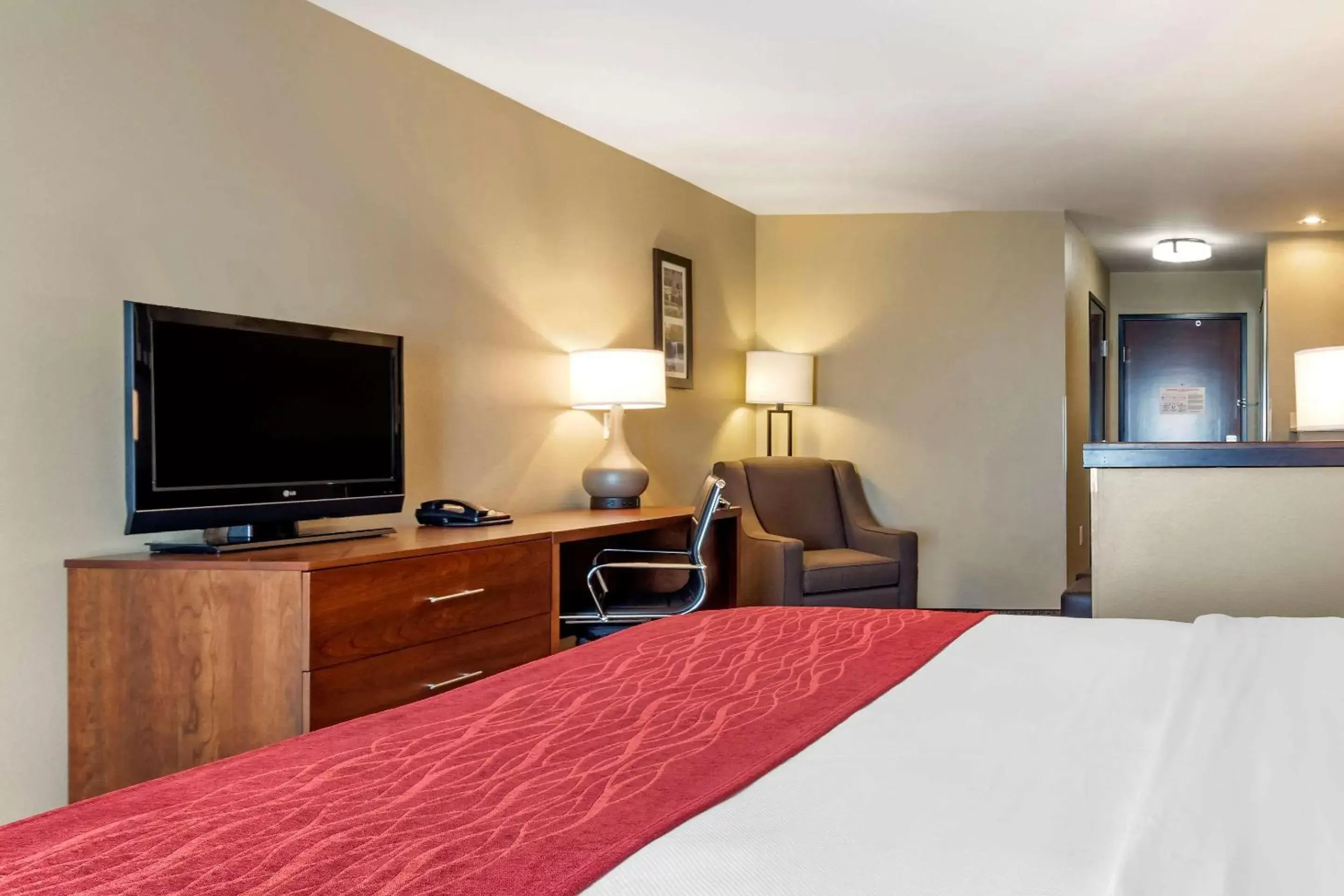 Photo of the whole room, TV/Entertainment Center in Comfort Inn & Suites Russellville I-40