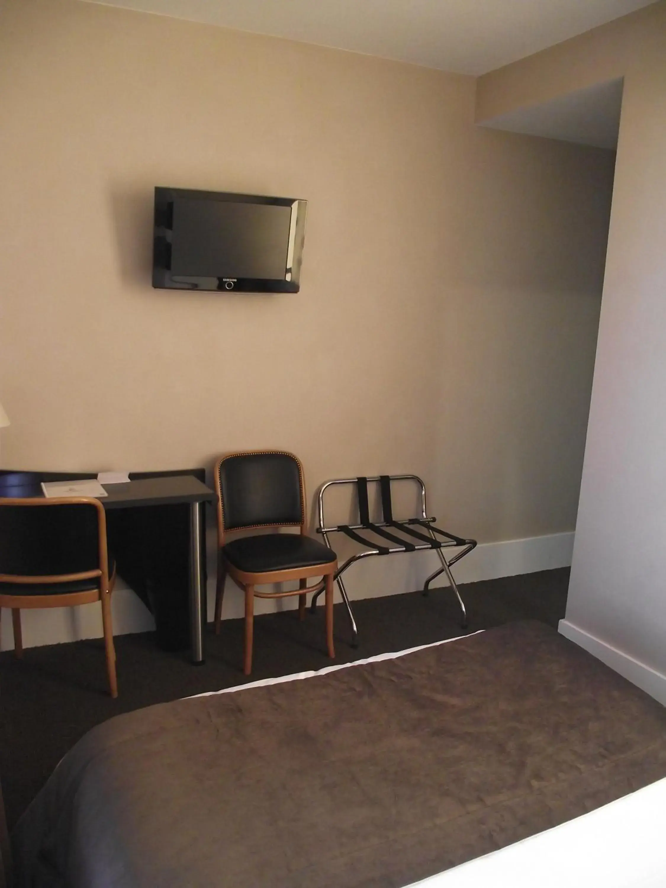 Seating area, Bed in Logis Hotel des Bourbons