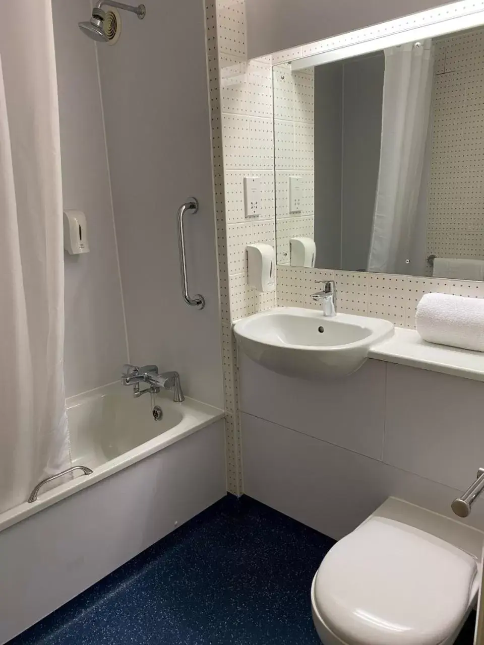 Bathroom in ibis budget Dundee Camperdown