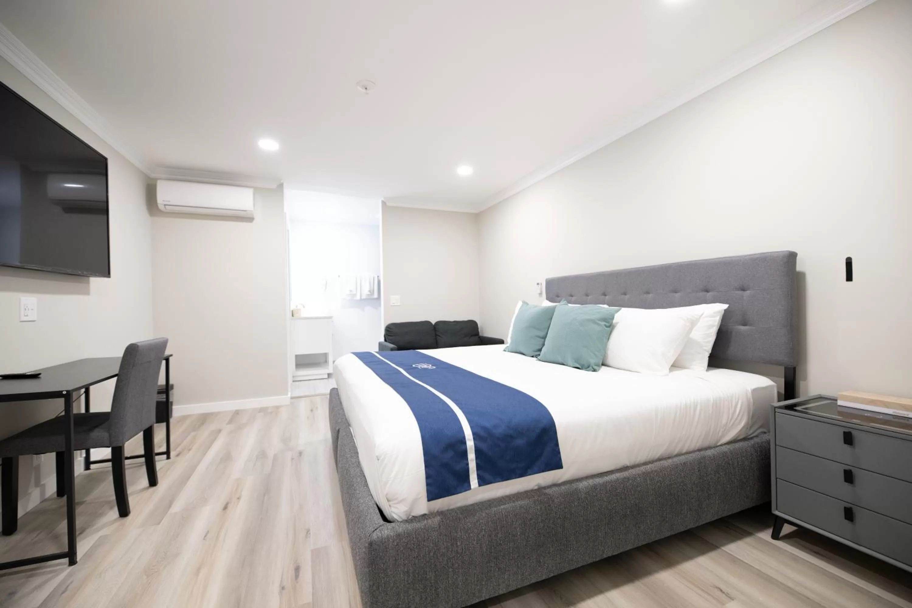 Photo of the whole room, Bed in Omeo Suites