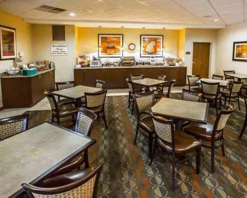Restaurant/Places to Eat in Ramada by Wyndham Michigan City