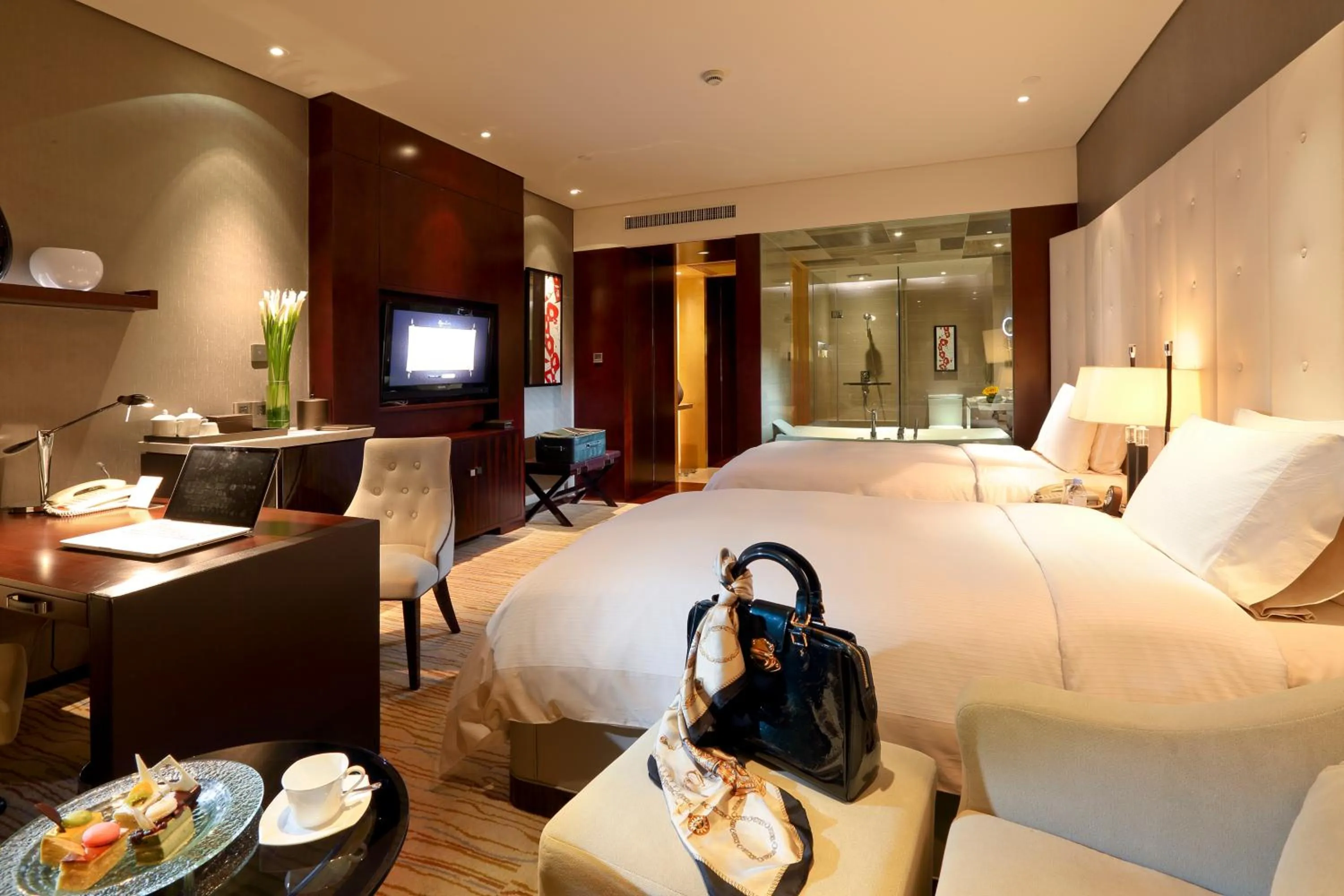 Bed in Royal International Hotel Shanghai - Pudong International Airport