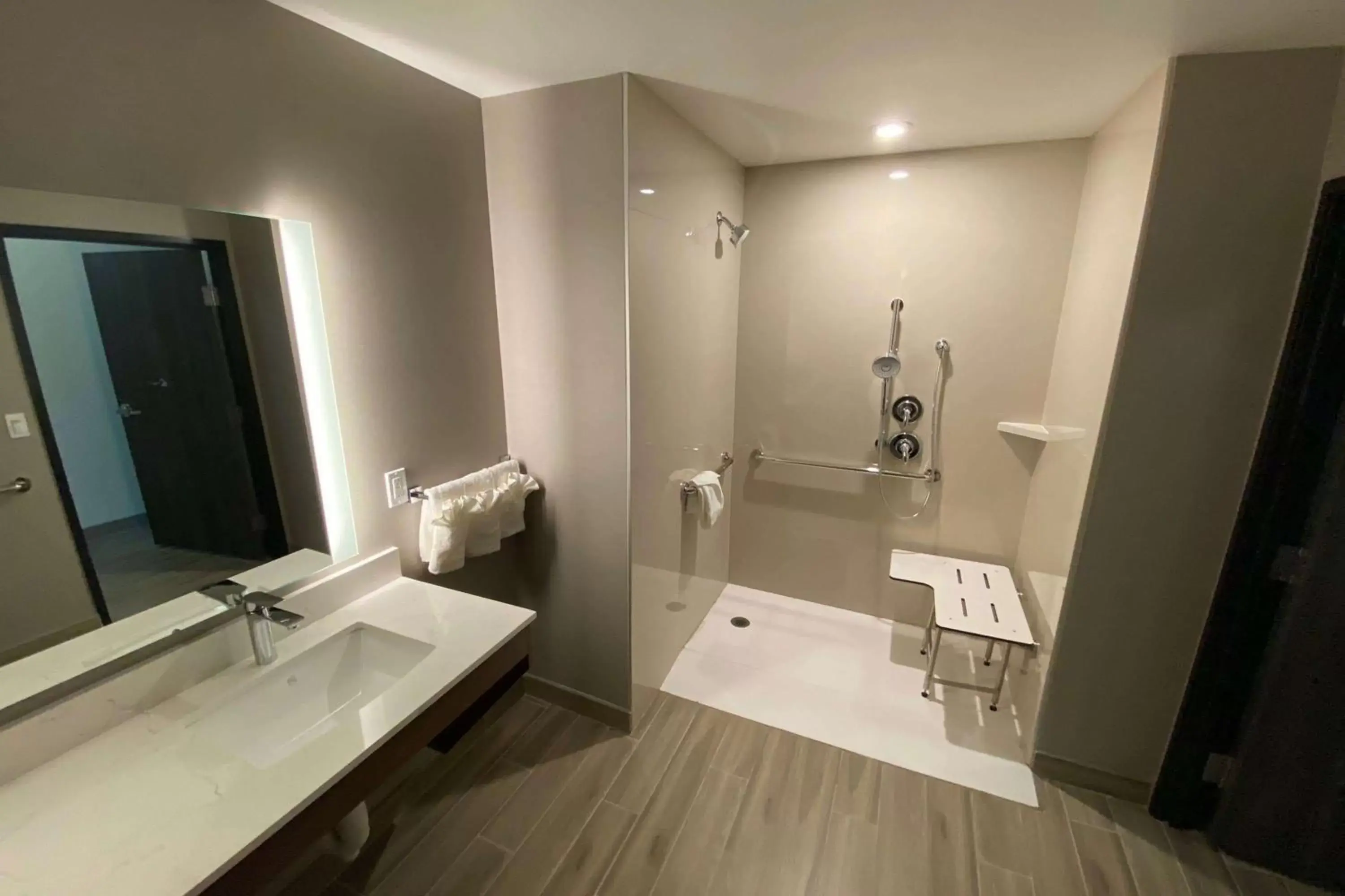 TV and multimedia, Bathroom in La Quinta Inn & Suites by Wyndham Santa Cruz