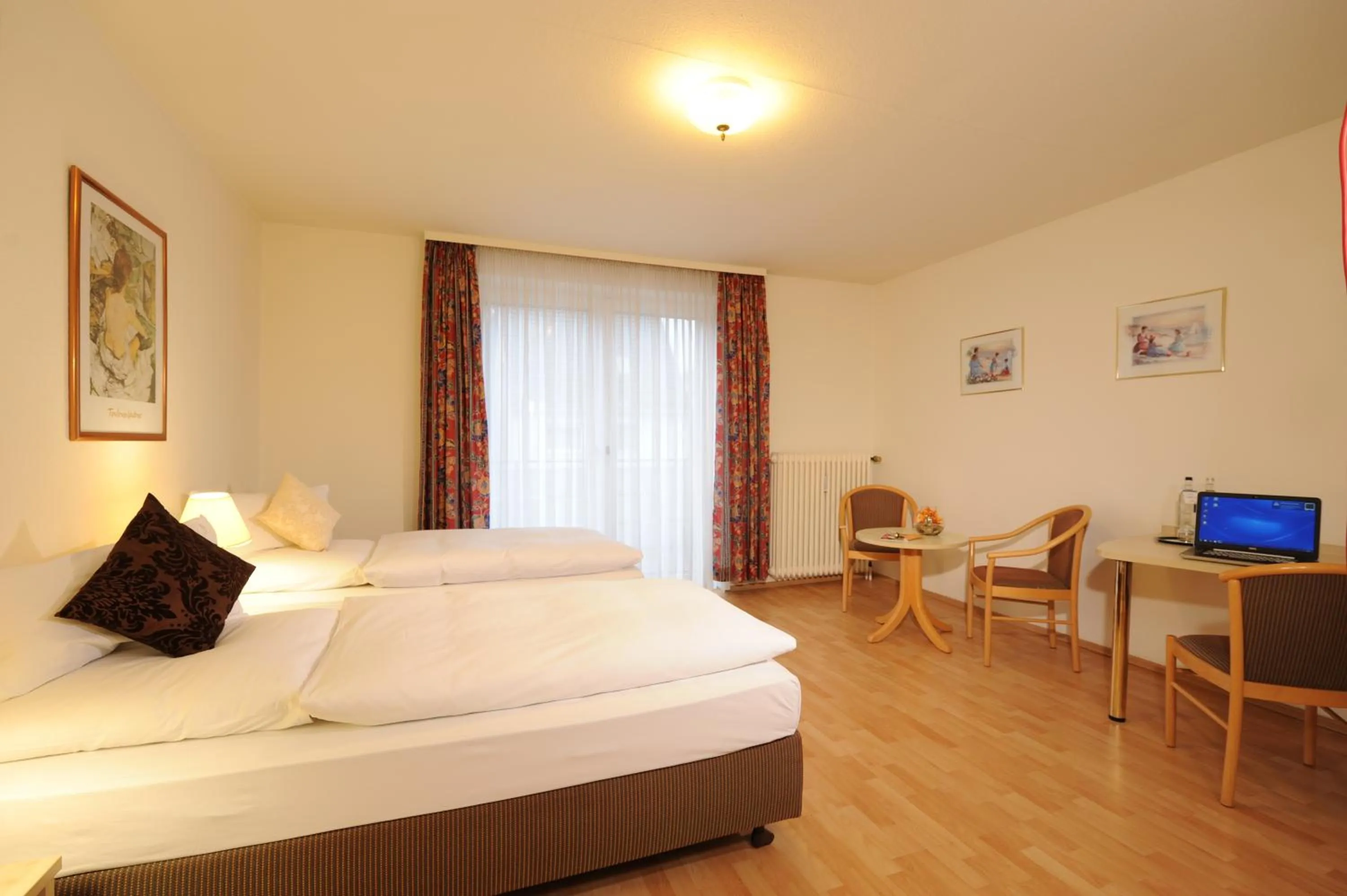 Photo of the whole room, Bed in Air Hotel Wartburg