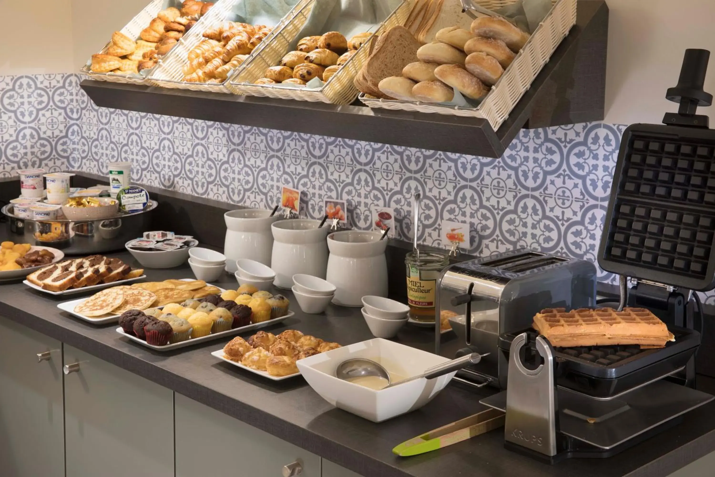 Buffet breakfast in Hotel d'Espagne Buffet breakfast in Hotel d'Espagne