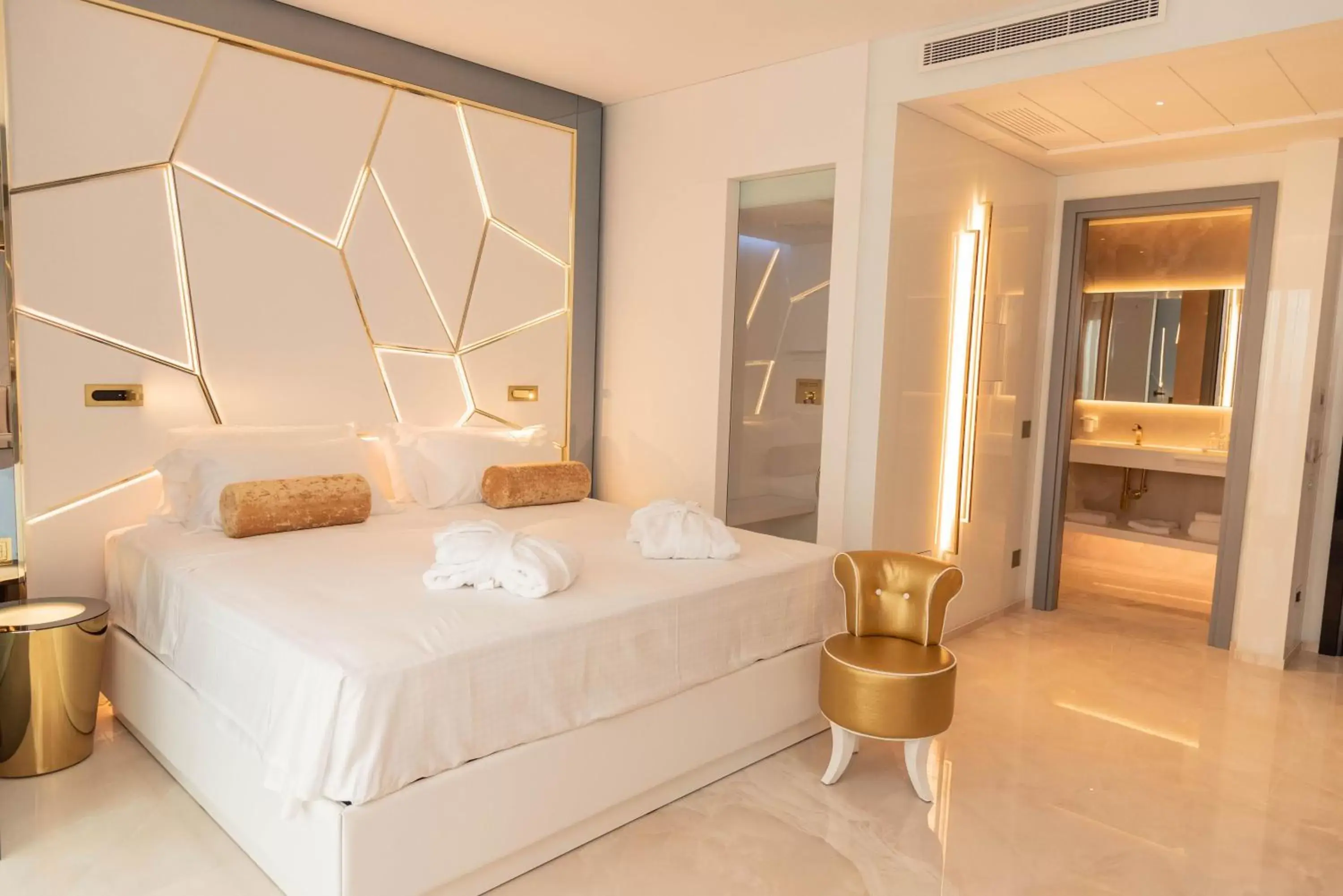 Bed in The Promenade Luxury Wellness Hotel