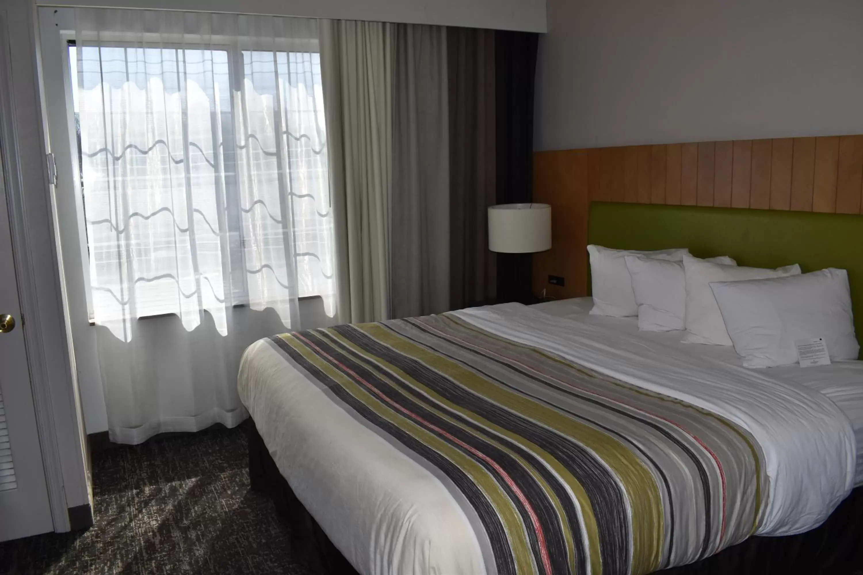 Bed in Country Inn & Suites by Radisson, Hagerstown, MD