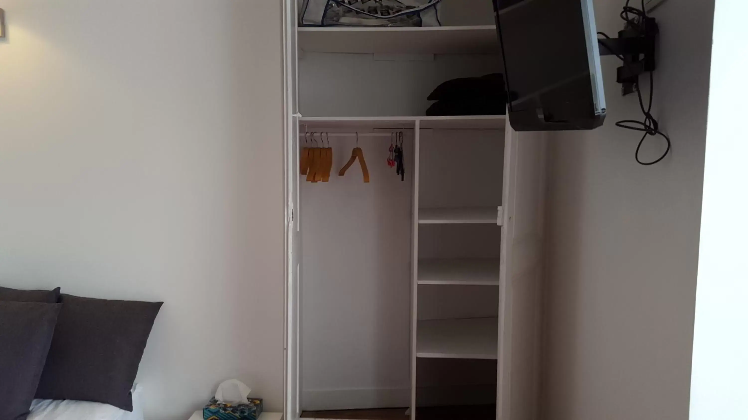 wardrobe, TV/Entertainment Center in B&B La Halte Montaigne