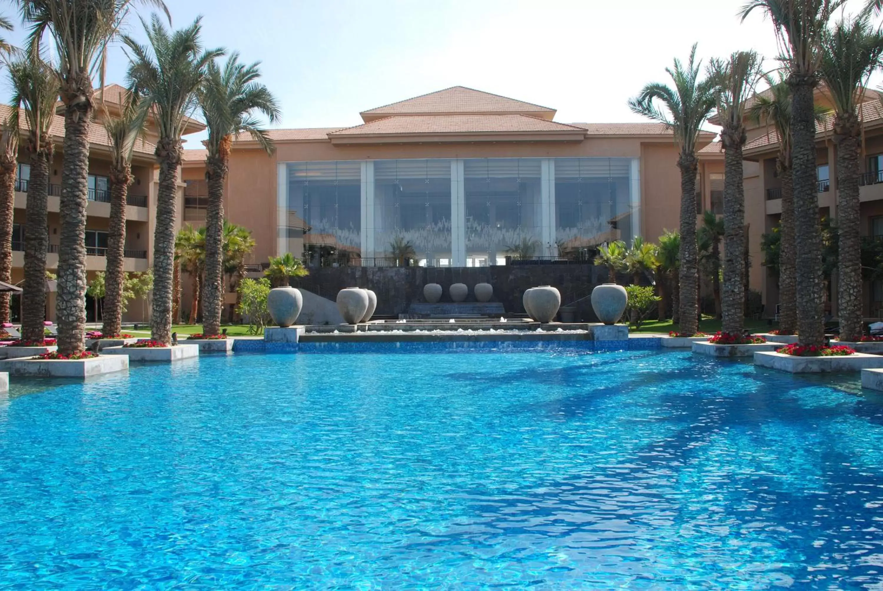 Facade/entrance, Swimming Pool in Dusit Thani LakeView Cairo