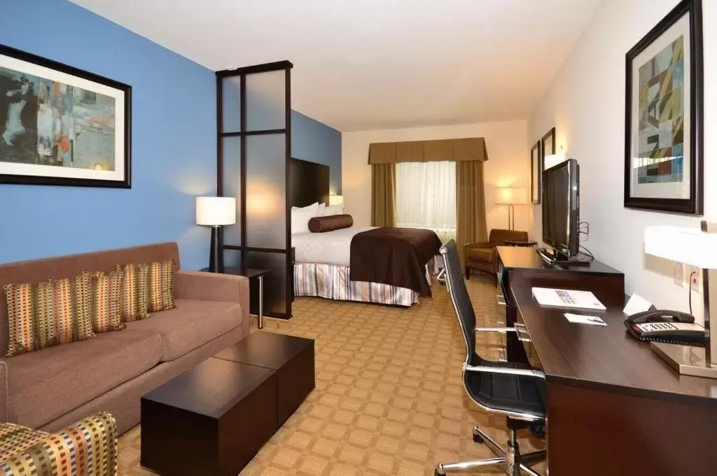 Bedroom, Seating Area in Best Western Plus Lytle Inn and Suites