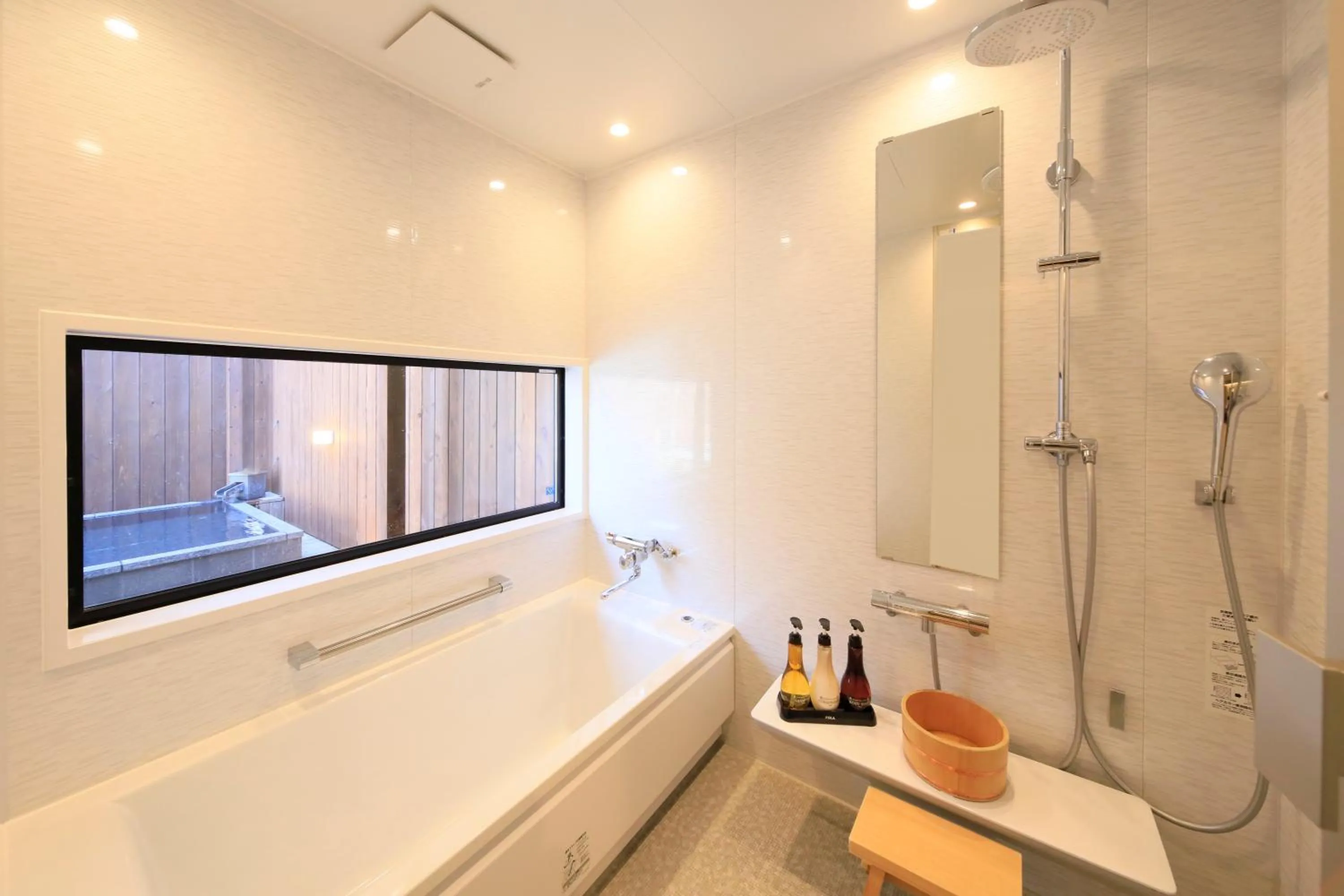 Shower in Fuji Onsenji Yumedono