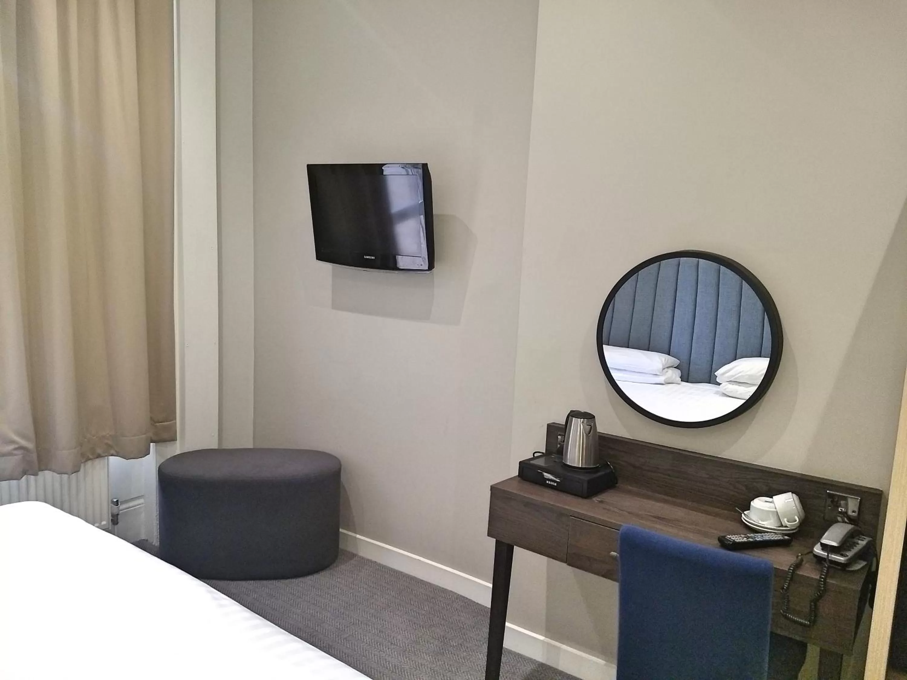 TV and multimedia, Bed in Garden Court Hotel