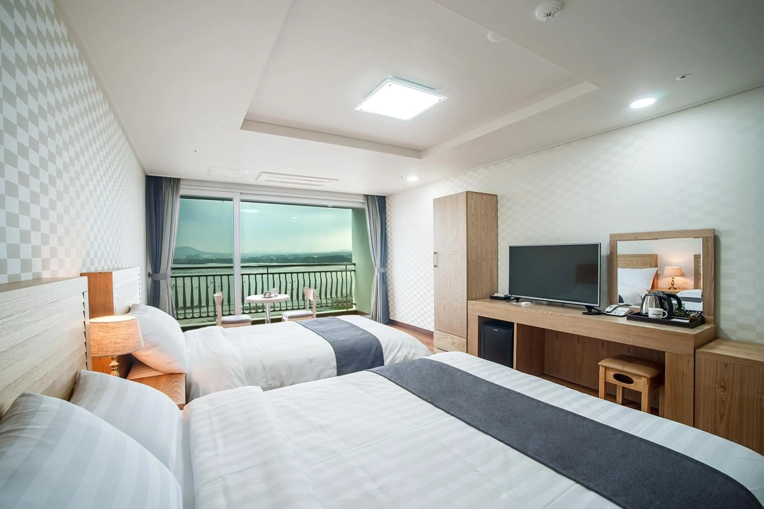 TV and multimedia, Bed in Breeze Bay Hotel