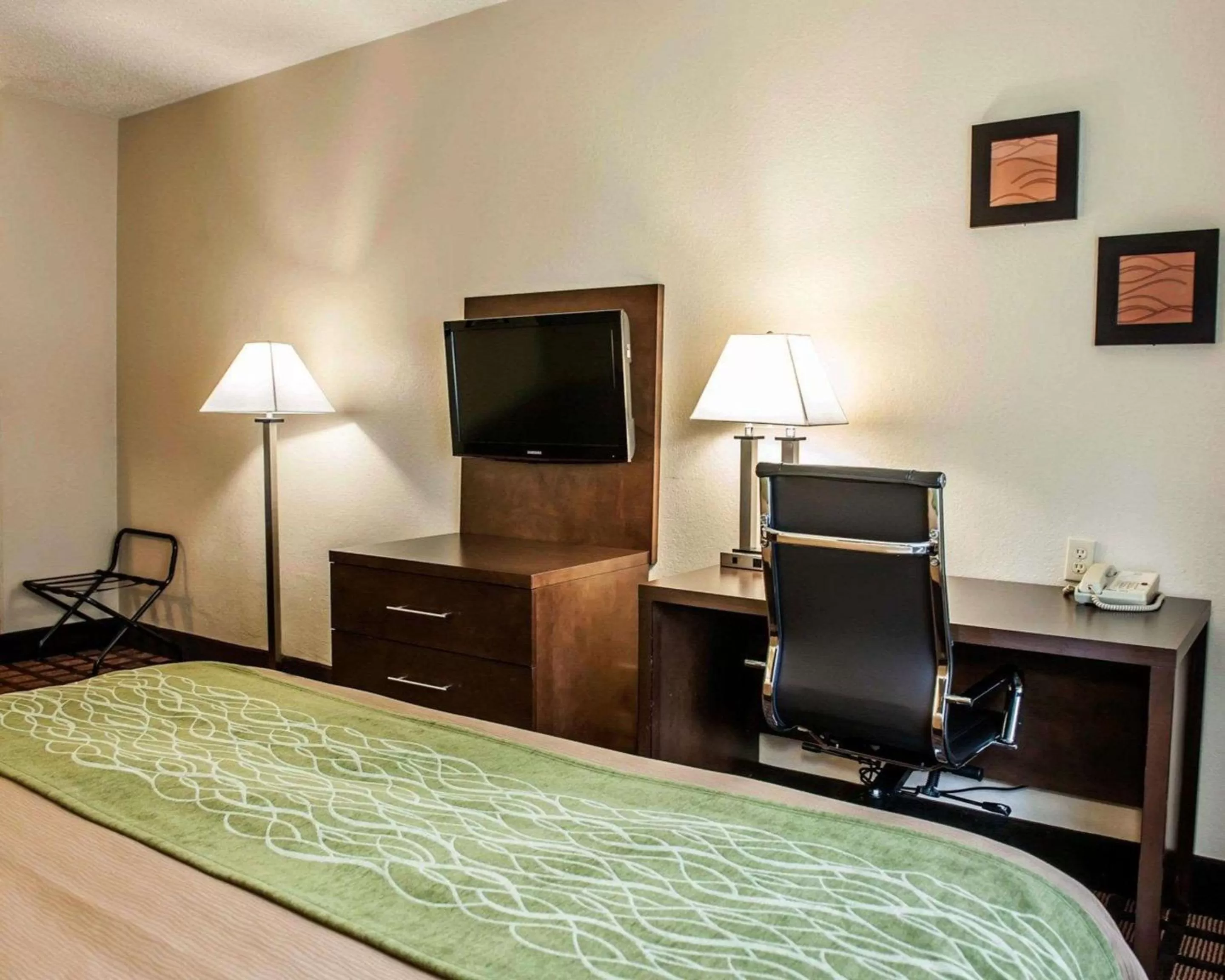 Photo of the whole room, Bed in Baymont by Wyndham Richmond I-70