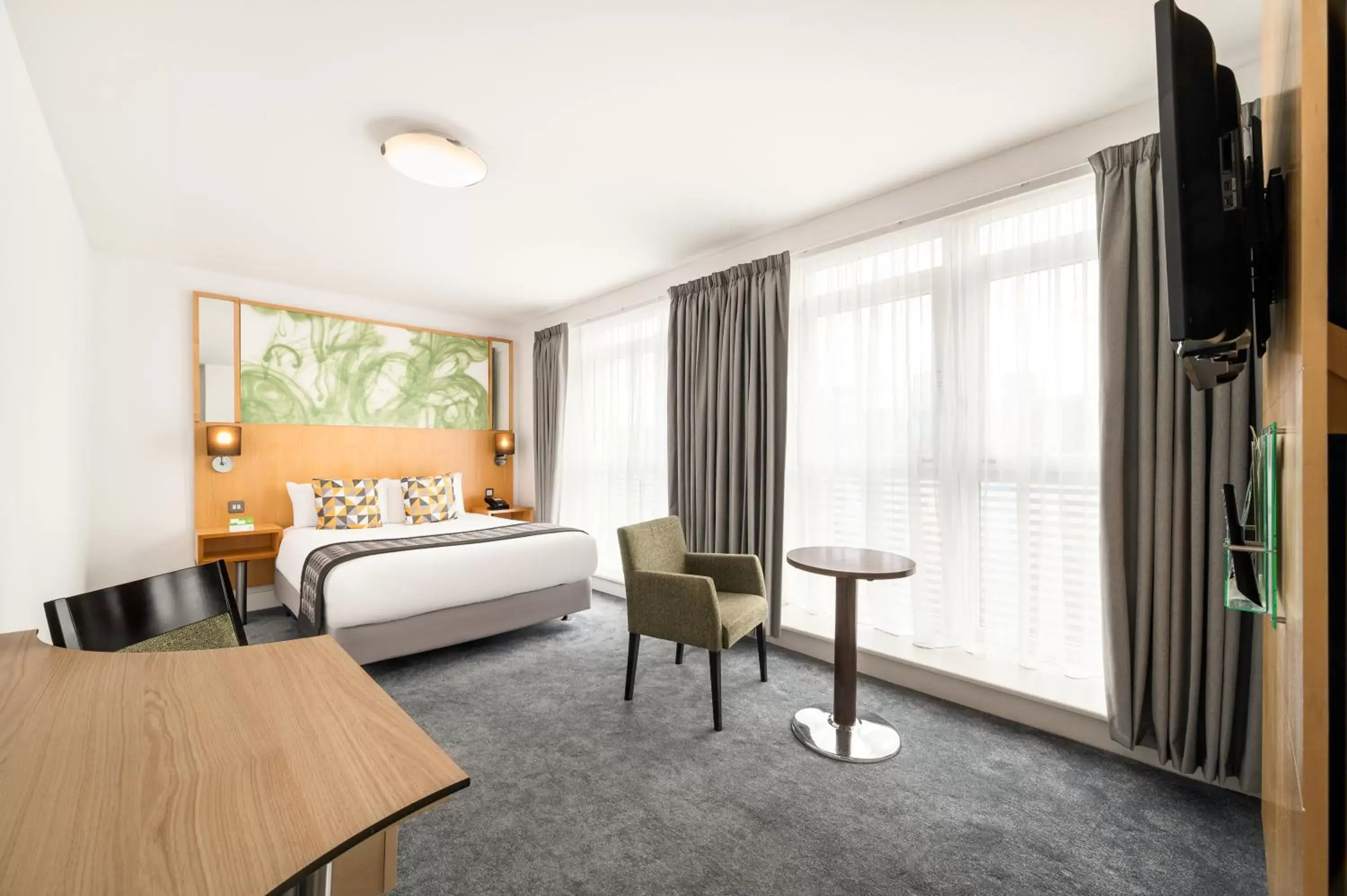 Bedroom, Bed in Holiday Inn Birmingham City, an IHG Hotel