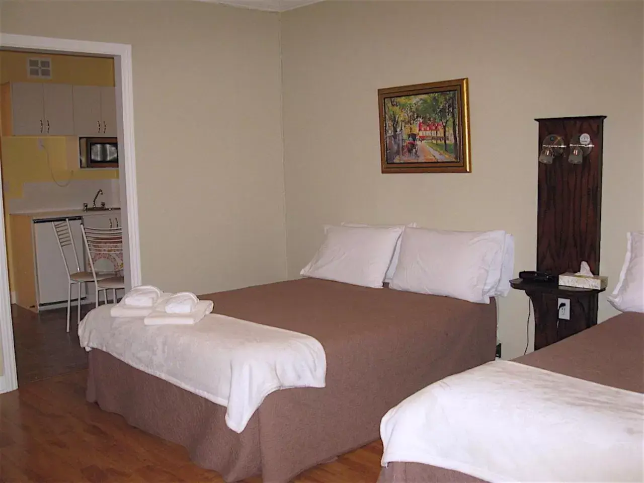 Dining area, Bed in Hotel Auberge Michel Doyon