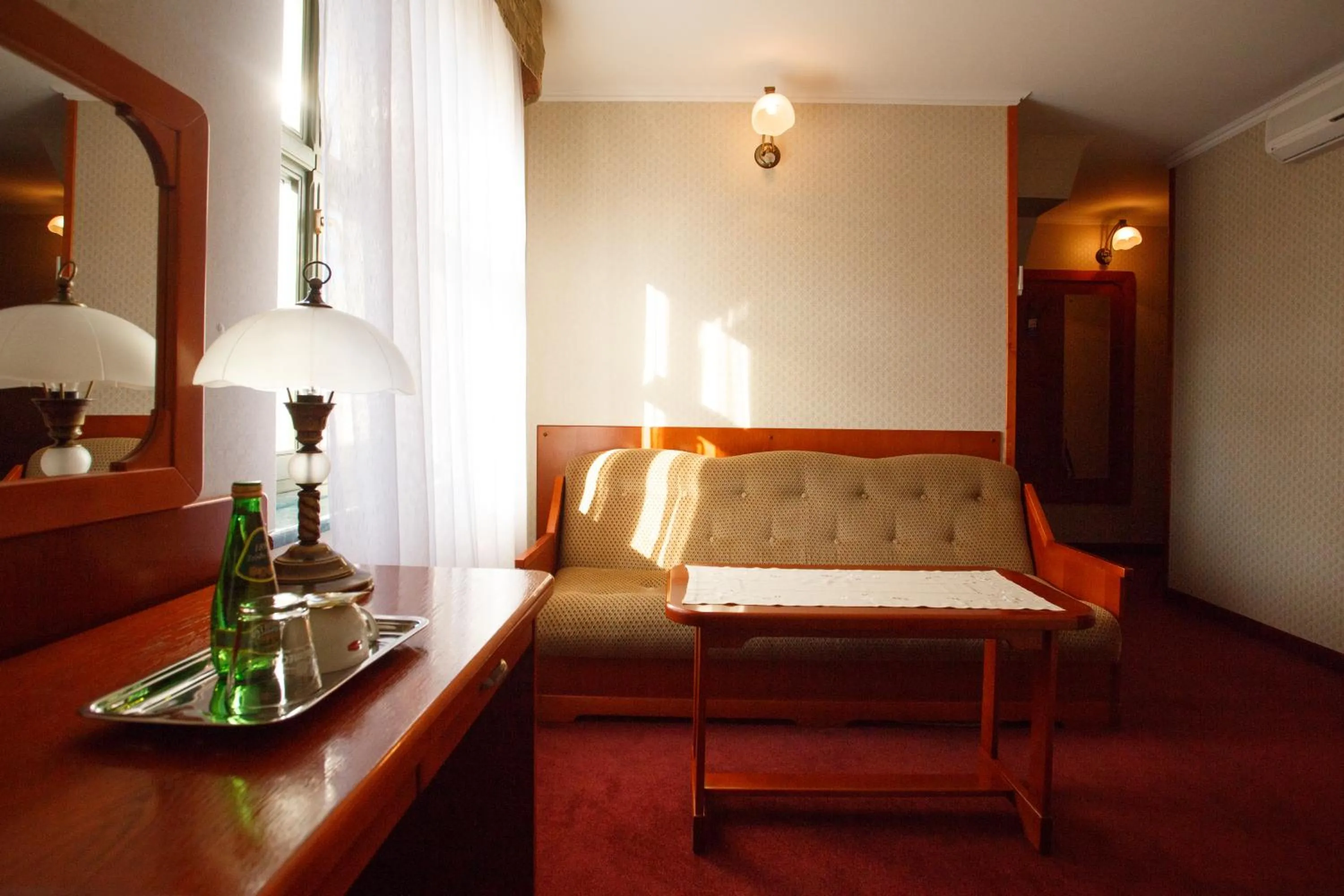 Photo of the whole room, Bed in Gotyk