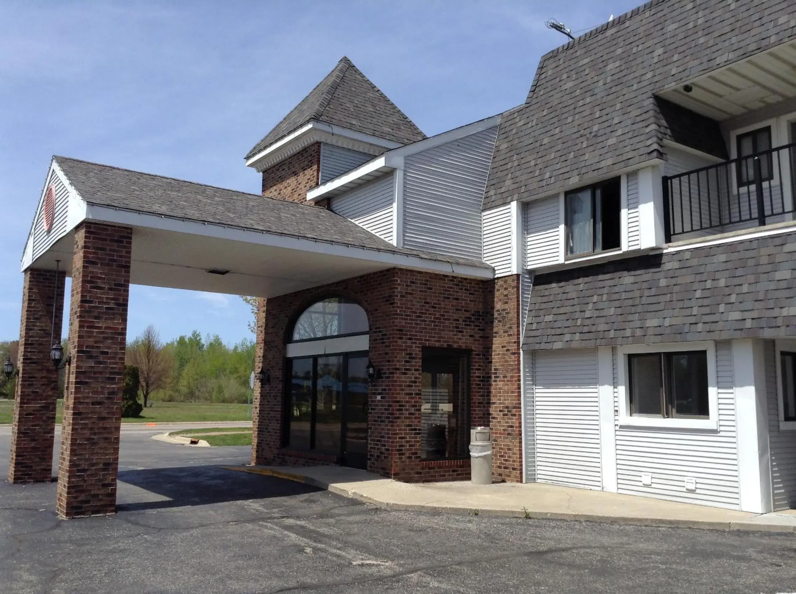 Facade/entrance, Property Building in Days Inn by Wyndham Mackinaw City - Lakeview