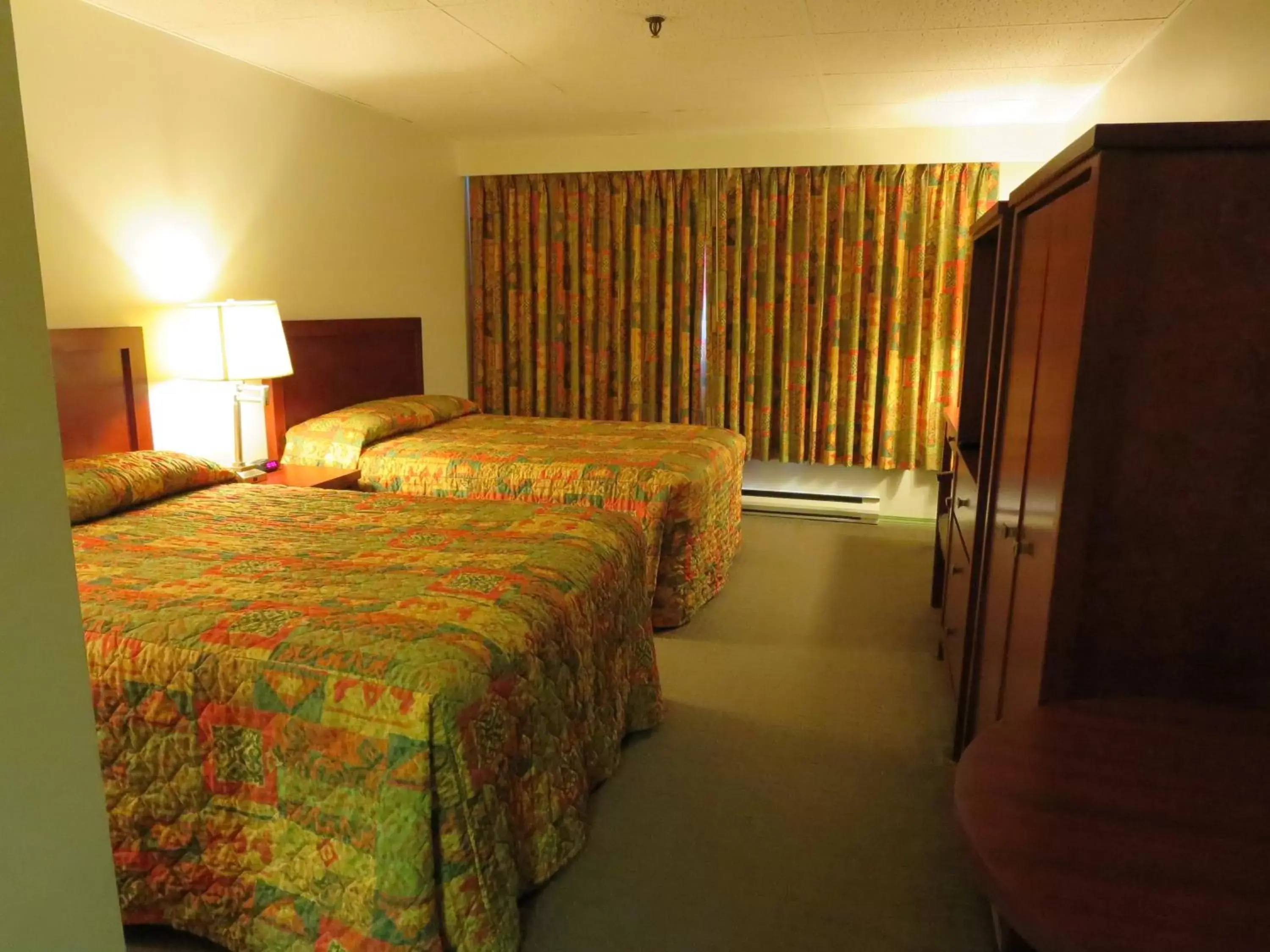 Photo of the whole room, Bed in Town and Mountain Hotel