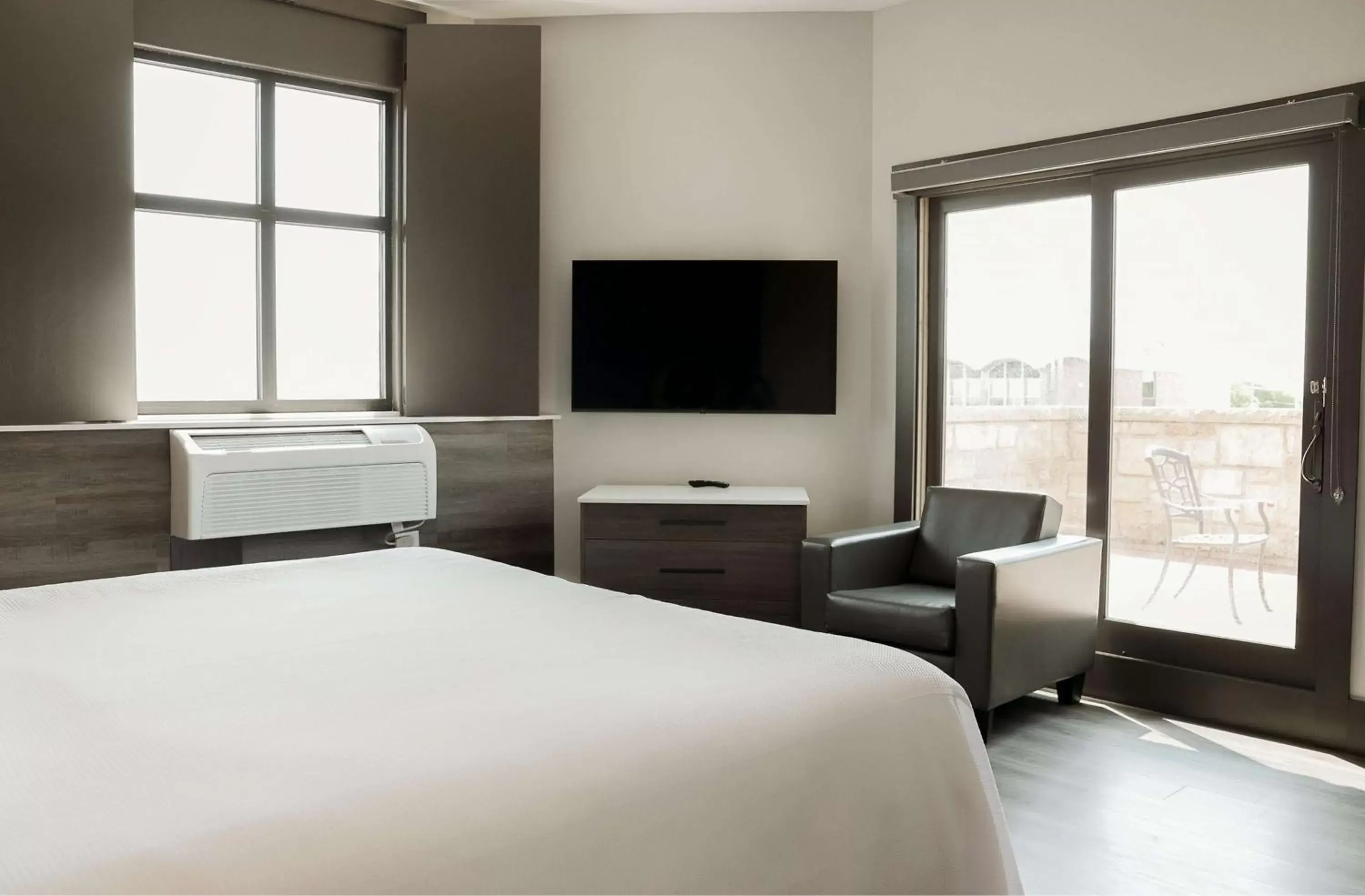 Bed, TV/Entertainment Center in The Oread Lawrence, Tapestry Collection by Hilton