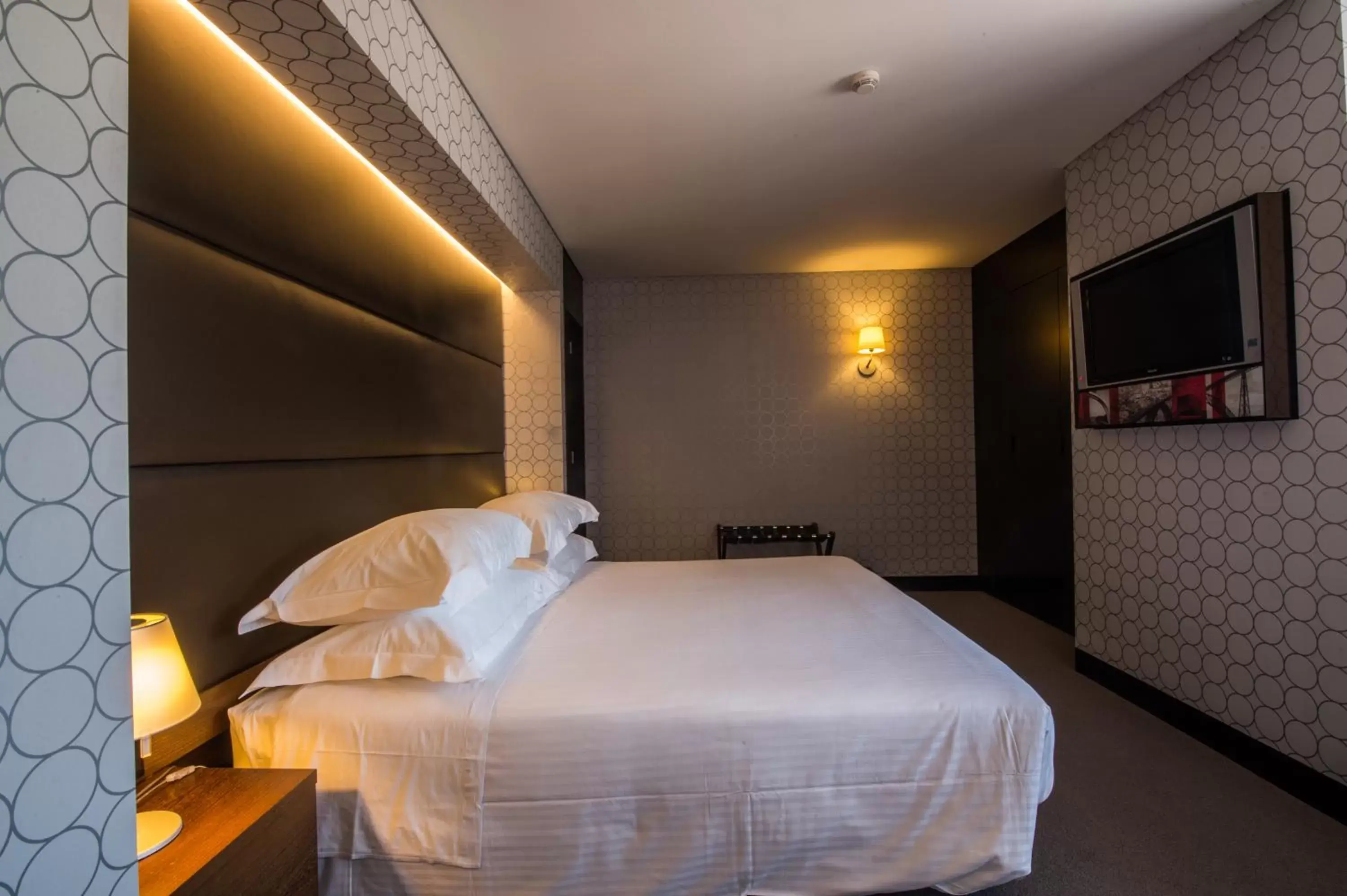 Photo of the whole room, Bed in Porto Palácio Hotel by The Editory