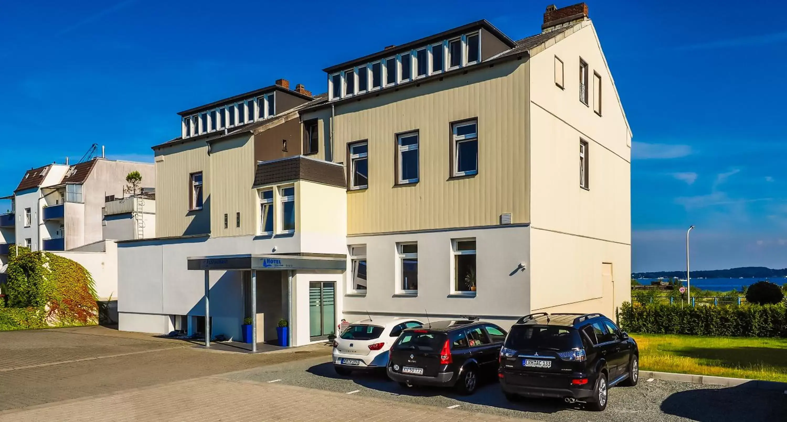 Facade/entrance, Property Building in Hotel Kieler Förde