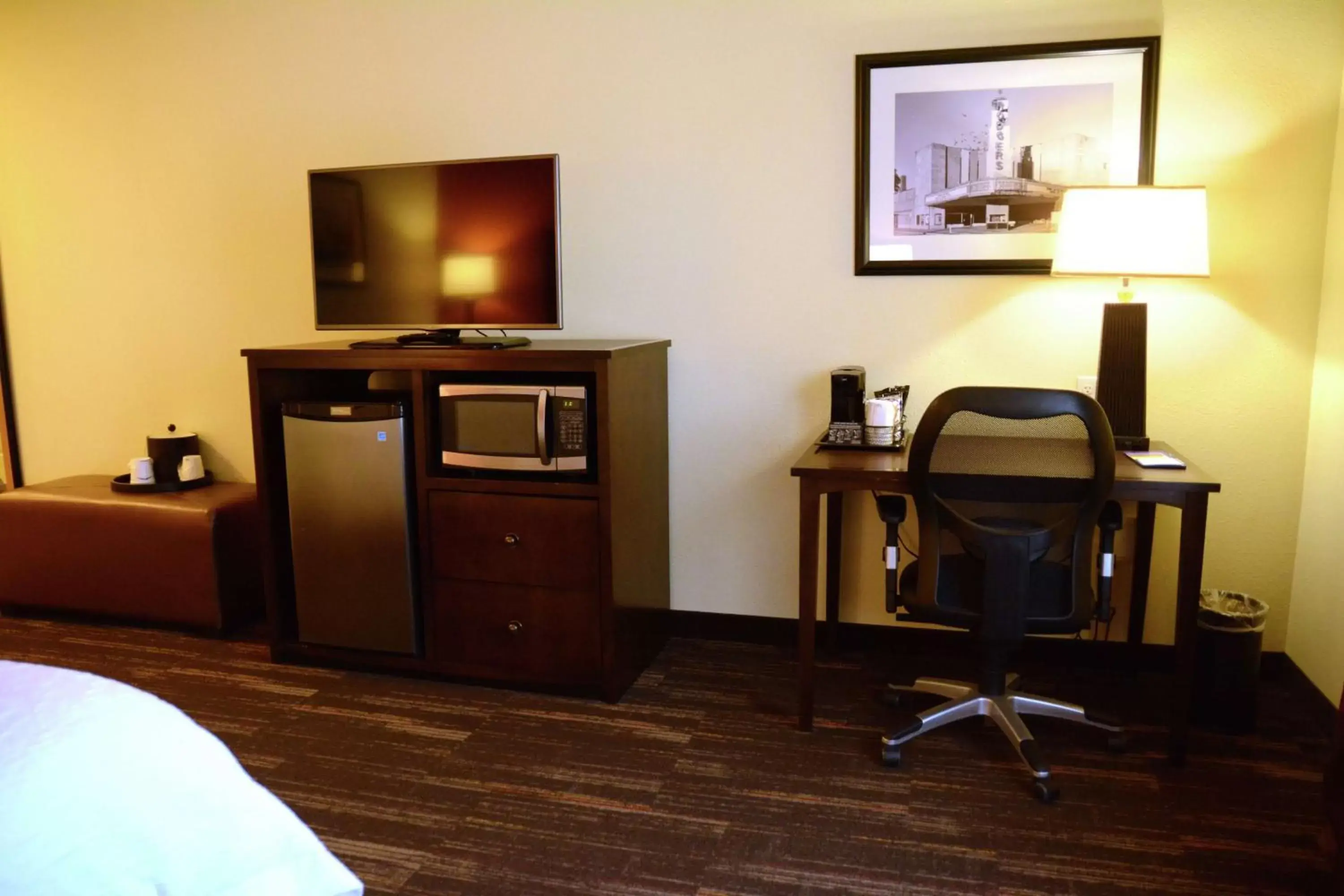 Bedroom, TV/Entertainment Center in Hampton Inn Poplar Bluff