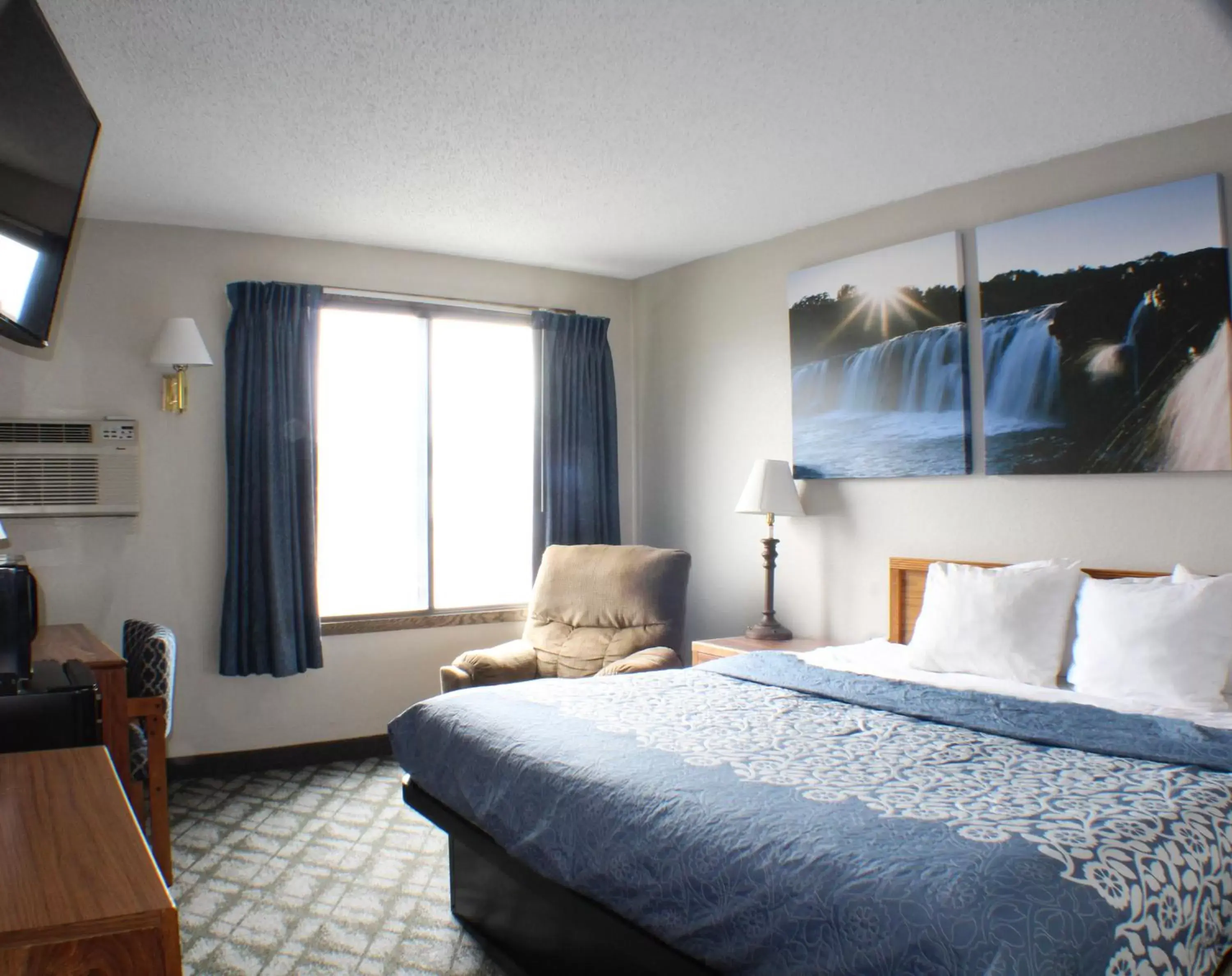 Bedroom, Bed in Days Inn by Wyndham Sioux Falls