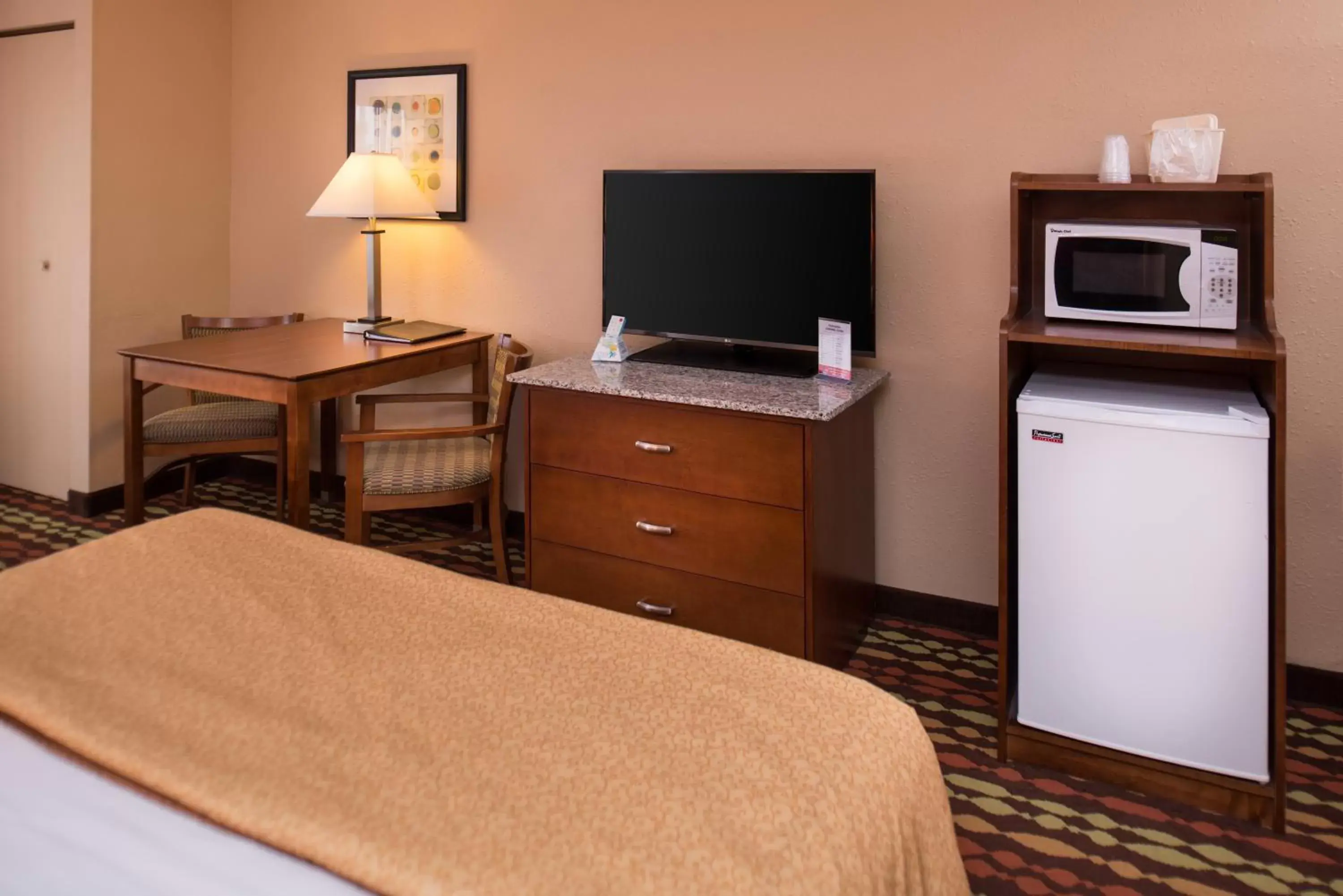 Suite with One King Bed and Two Queen Beds in Best Western Ambassador Inn & Suites