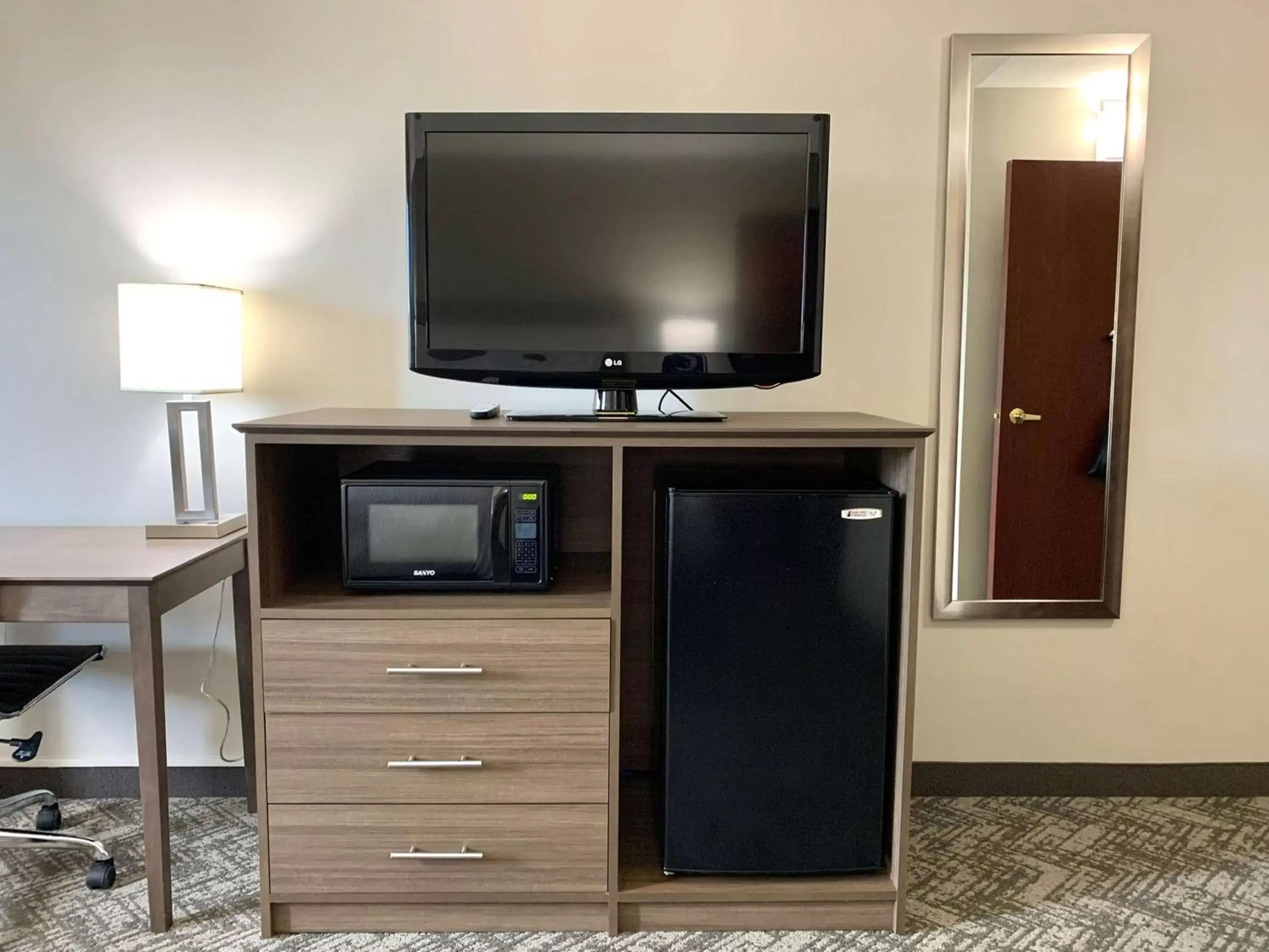 Photo of the whole room, TV/Entertainment Center in Best Western Plus Great Northern Inn