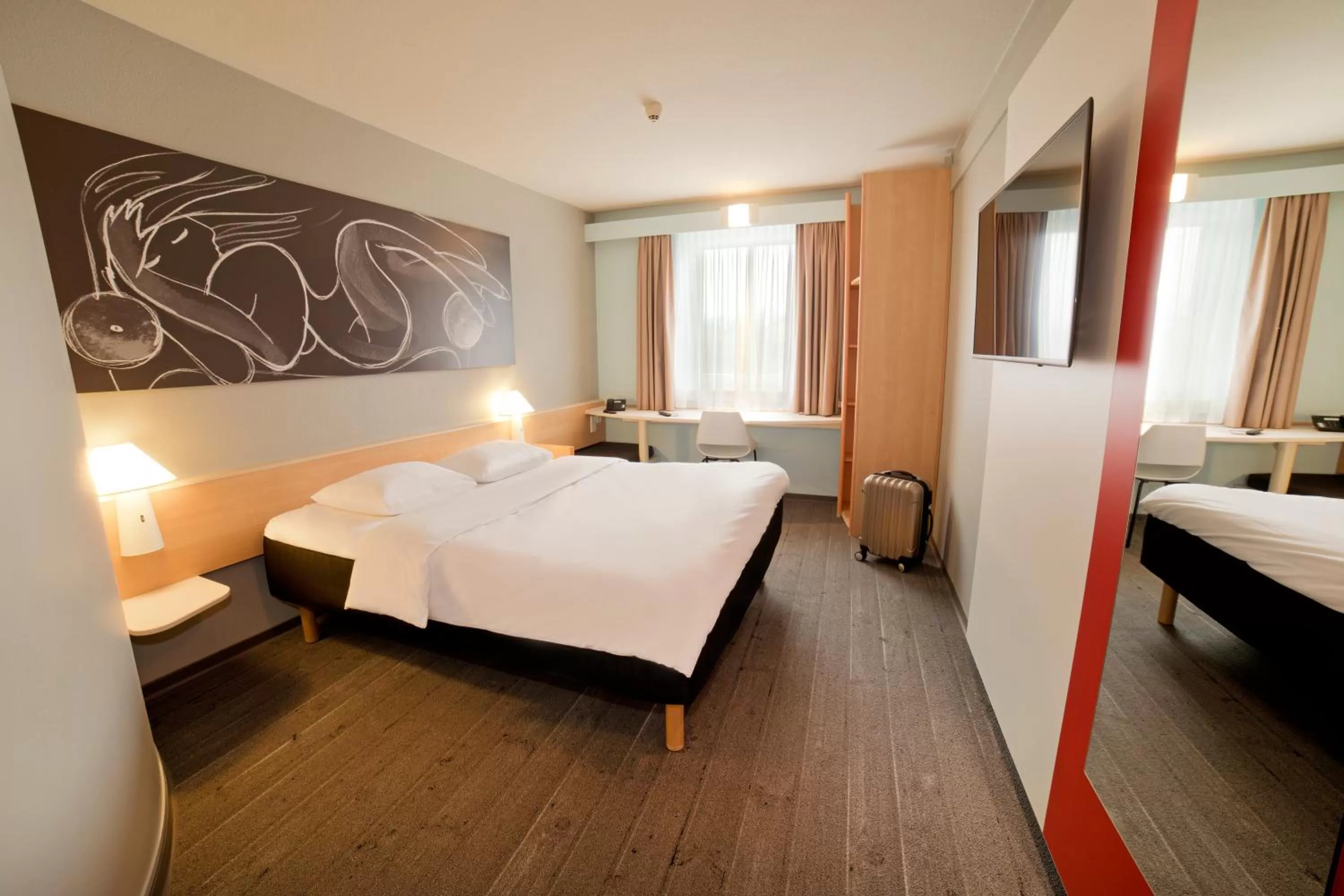 Photo of the whole room, Bed in ibis Jena City