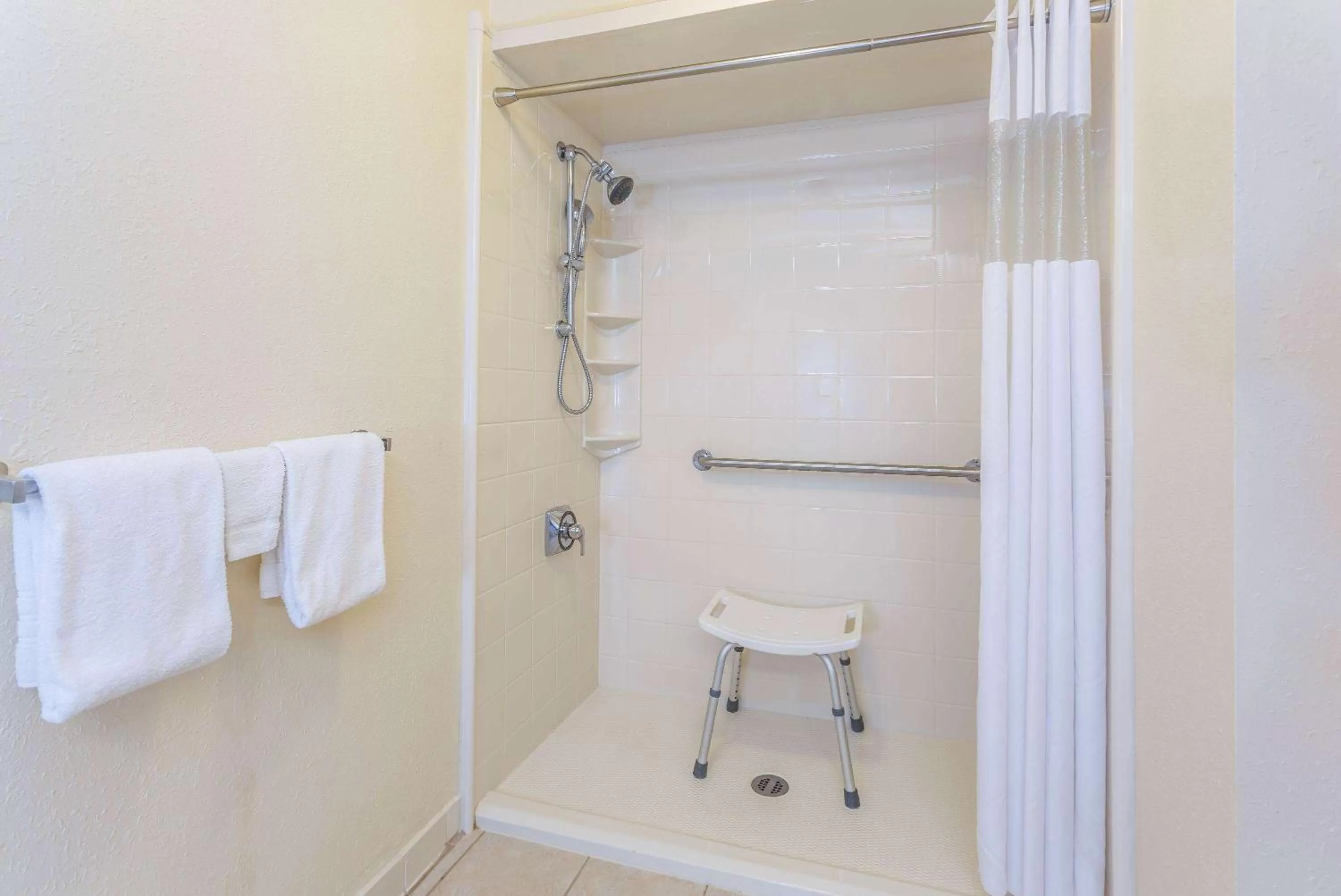 Photo of the whole room in Days Inn by Wyndham Lake Park/Valdosta